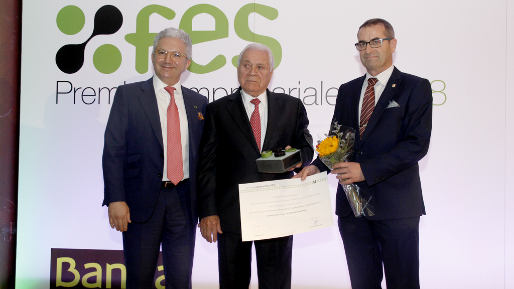Claudio García, entre Pedro Palomo y Jaime Pérez, tras recoger su premio. / Nerea Llorente