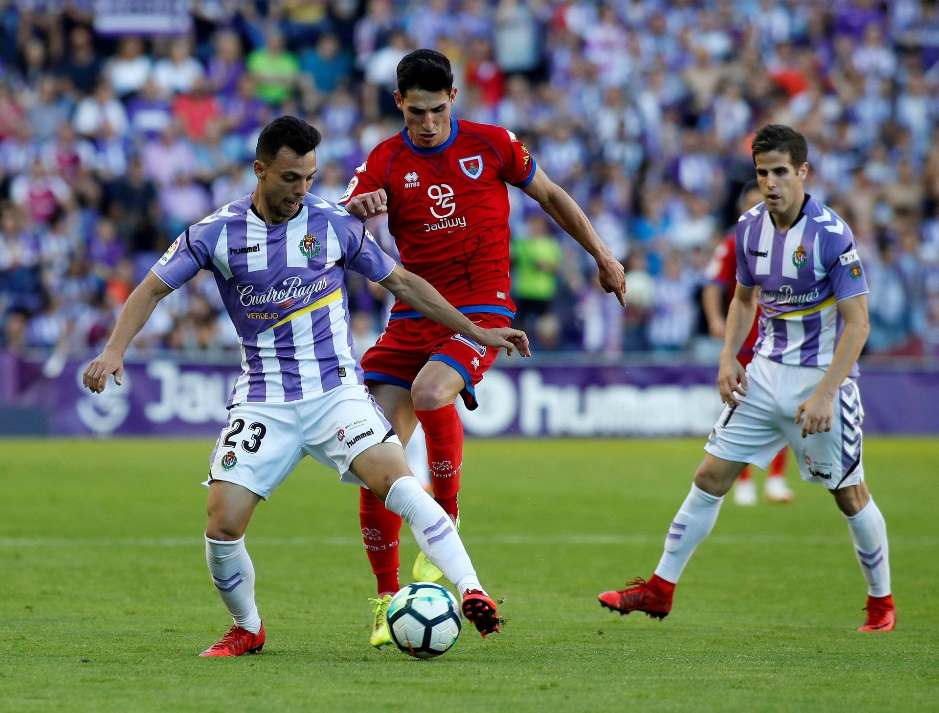 El jugador del Real Valladolid, Oscar Plano (i), pelea el balón ante un jugador del Numancia.