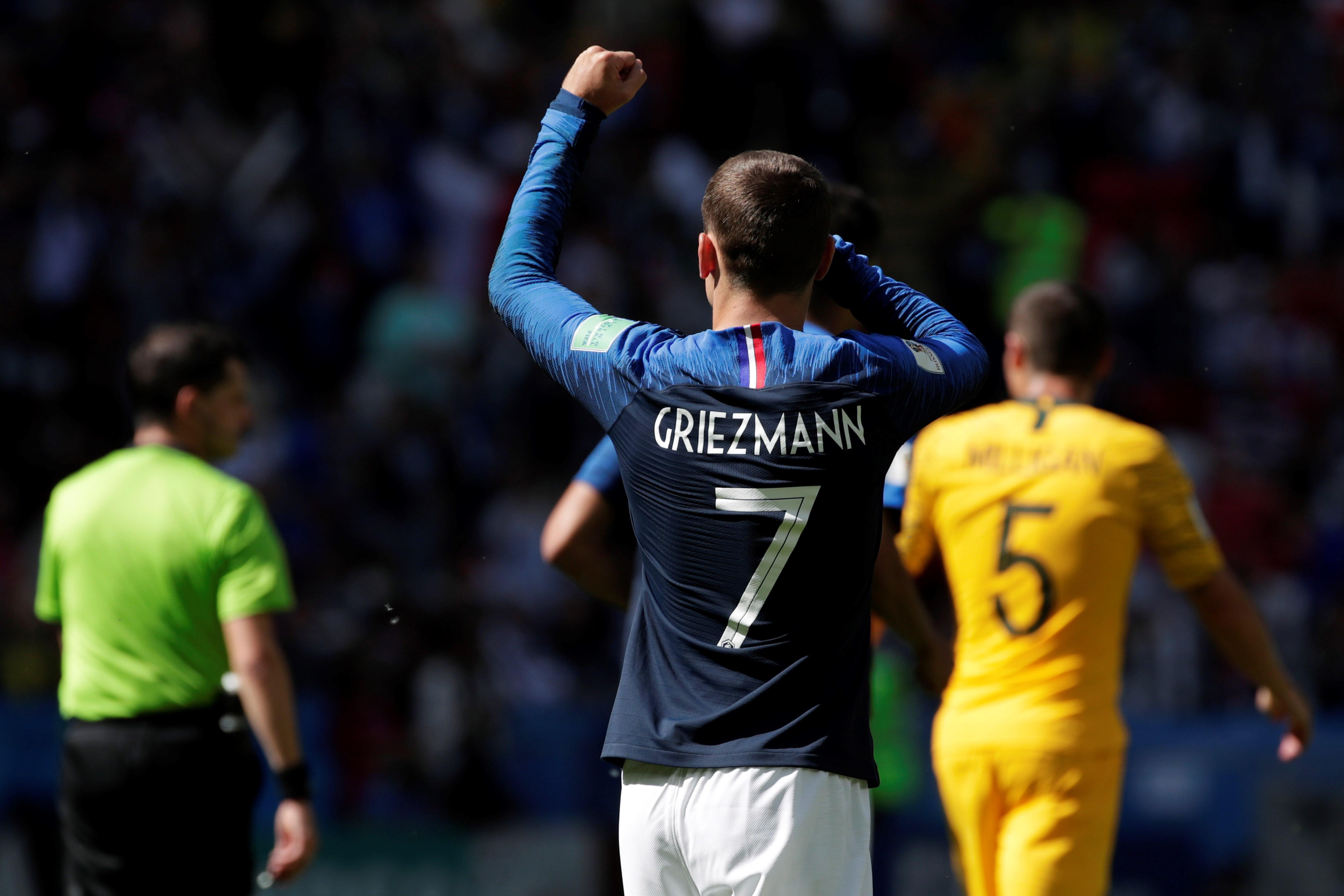 El delantero francés Antoine Griezmann celebra tras marcar de penalti el 1-0 para su equipo.