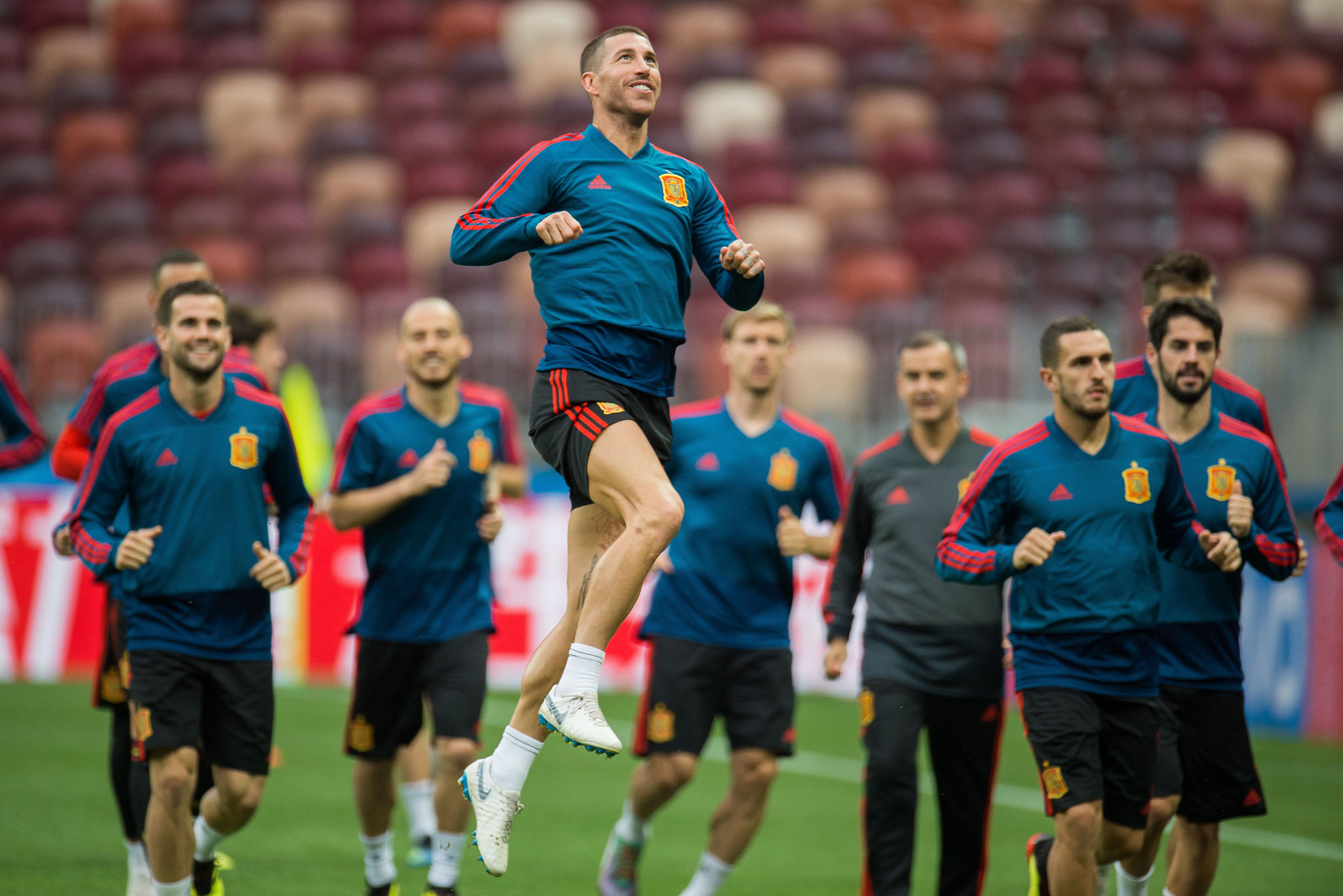 El capitán Sergio Ramos encabeza el grupo de jugadores españoles durante el entrenamiento disputado en el estadio Luzhniki de Moscú, donde La Roja se jugará un billete a cuartos de final ante Rusia.