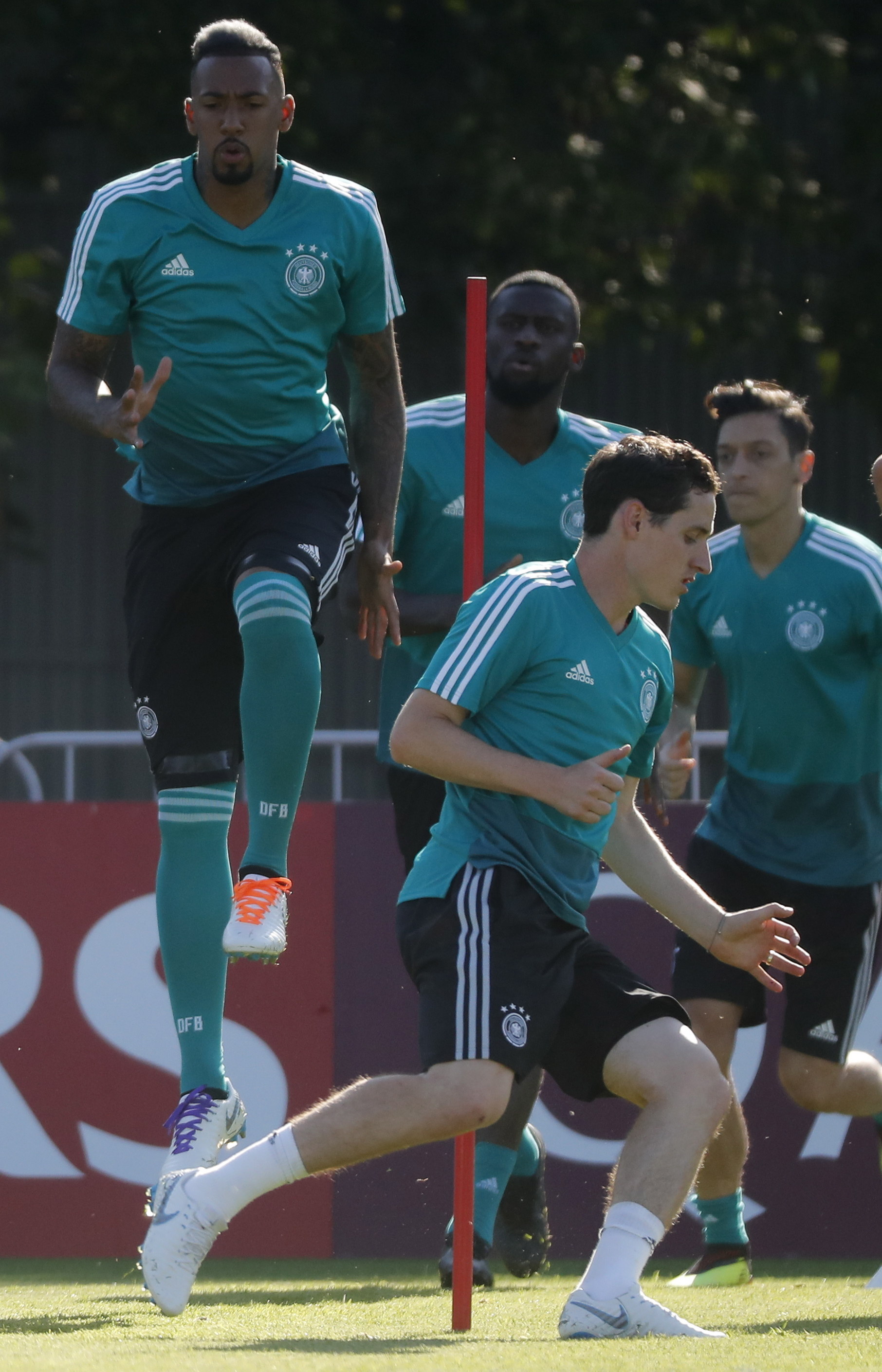 Los jugadores de la ‘Mannschaft’ durante la preparación del partido de hoy.