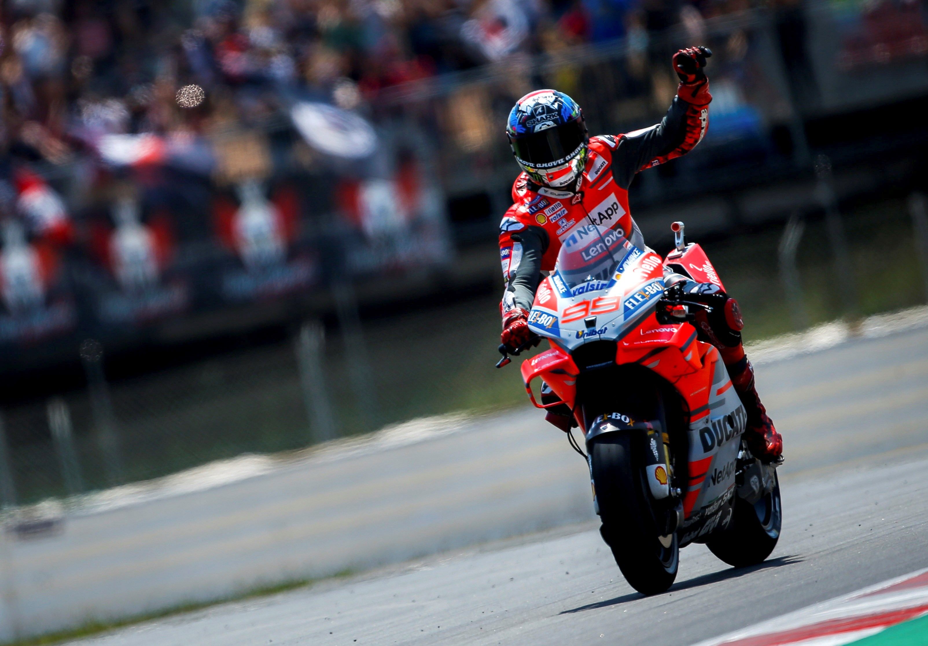 El piloto mallorquín de Ducati, Jorge Lorenzo, celebra su ‘pole’.