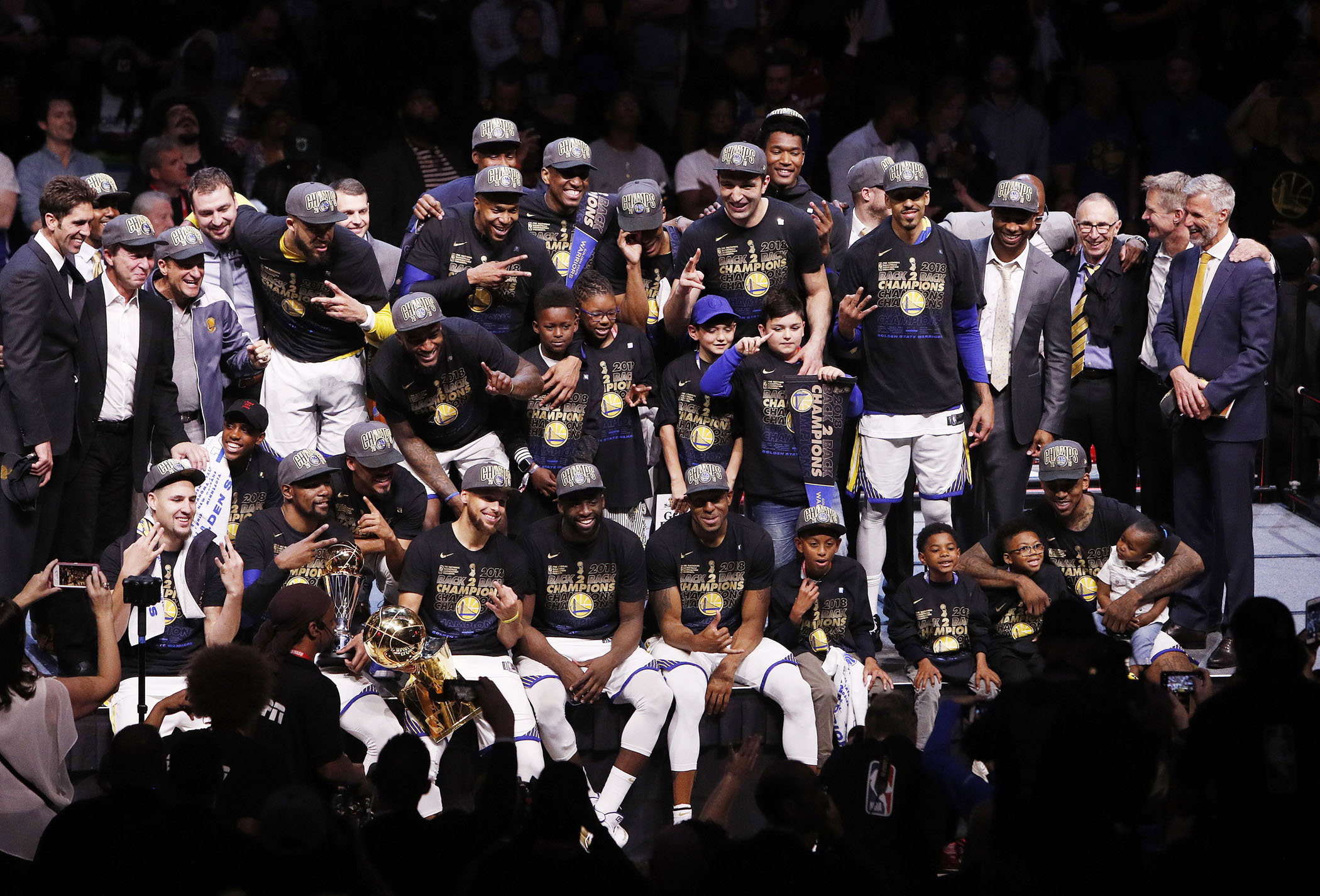 La plantilla y cuerpo técnico de los Golden State Warriors festeja con el título Larry O’Brien tras imponerse en el cuarto partido de las Finales de la NBA.