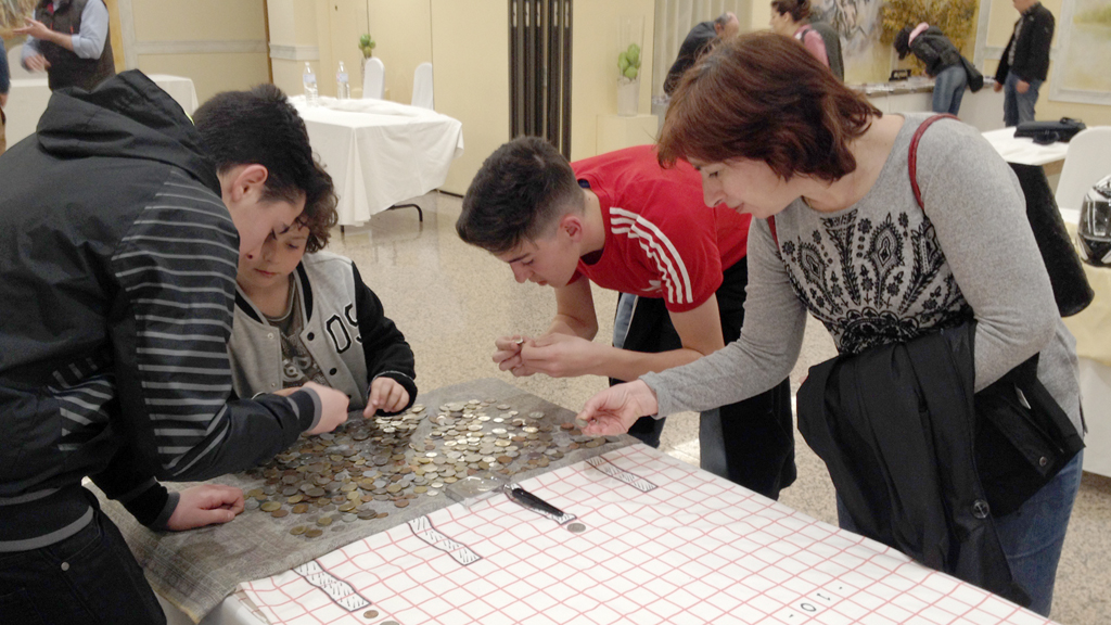 Varios estudiantes segovianos jugando con monedas. / E.A.