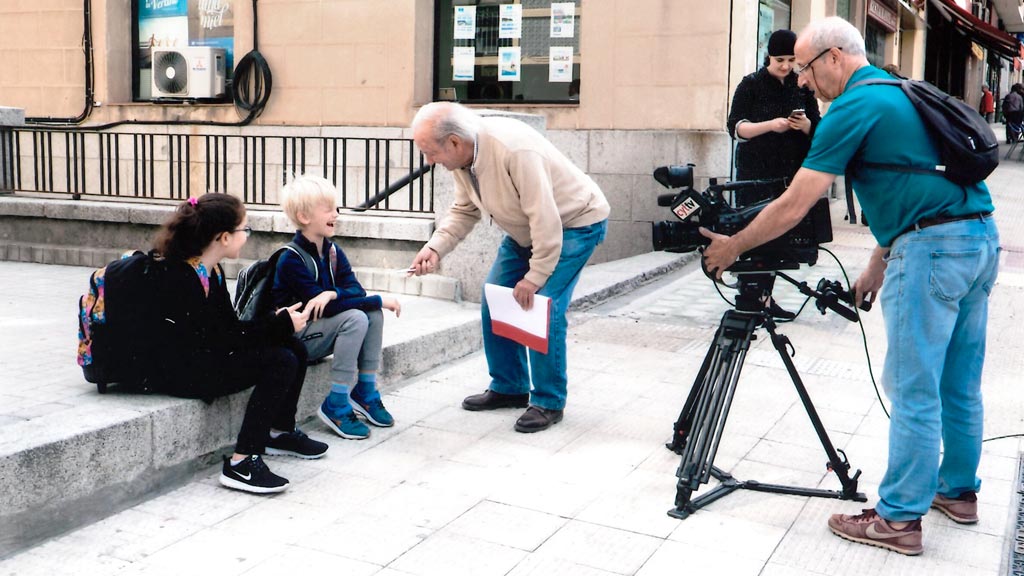 Miguel Velasco, en el centro, durante el rodaje. / E.A.