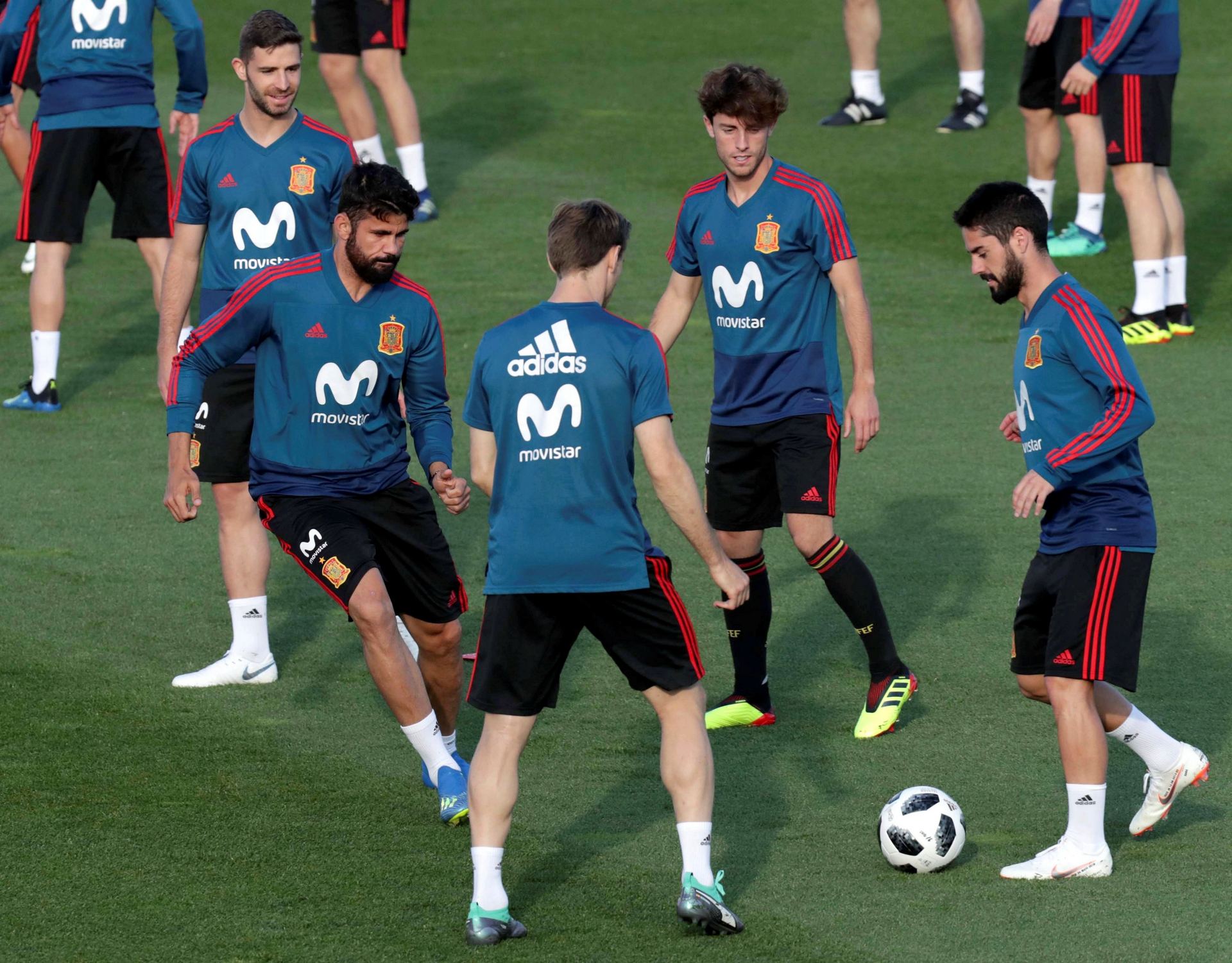 Los jugadores de la selección española realizan varios ejercicios durante el entrenamiento en Las Rozas.