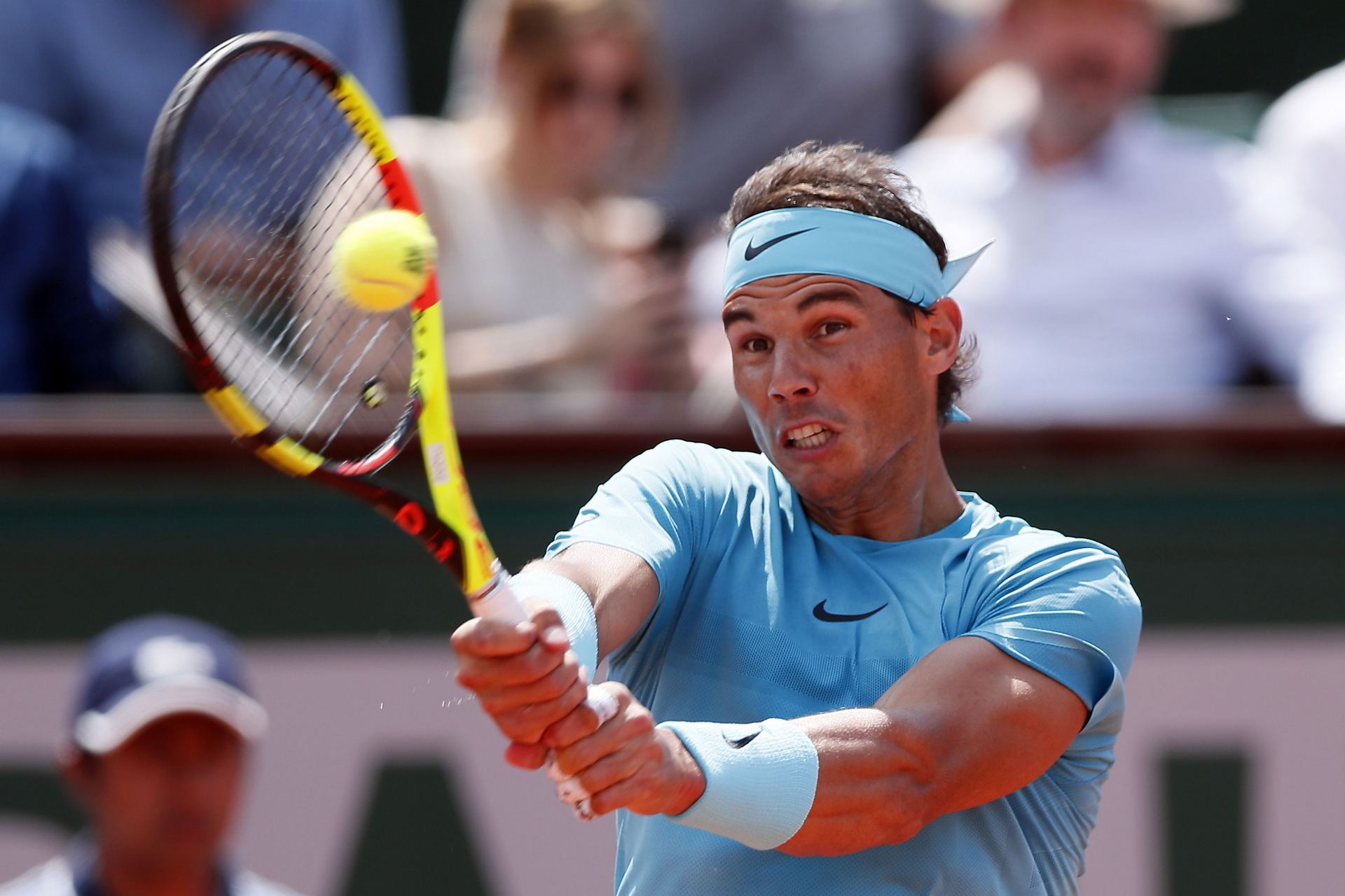 El tenista español Rafael Nadal repele una bola durante el partido ante Richard Gasquet.