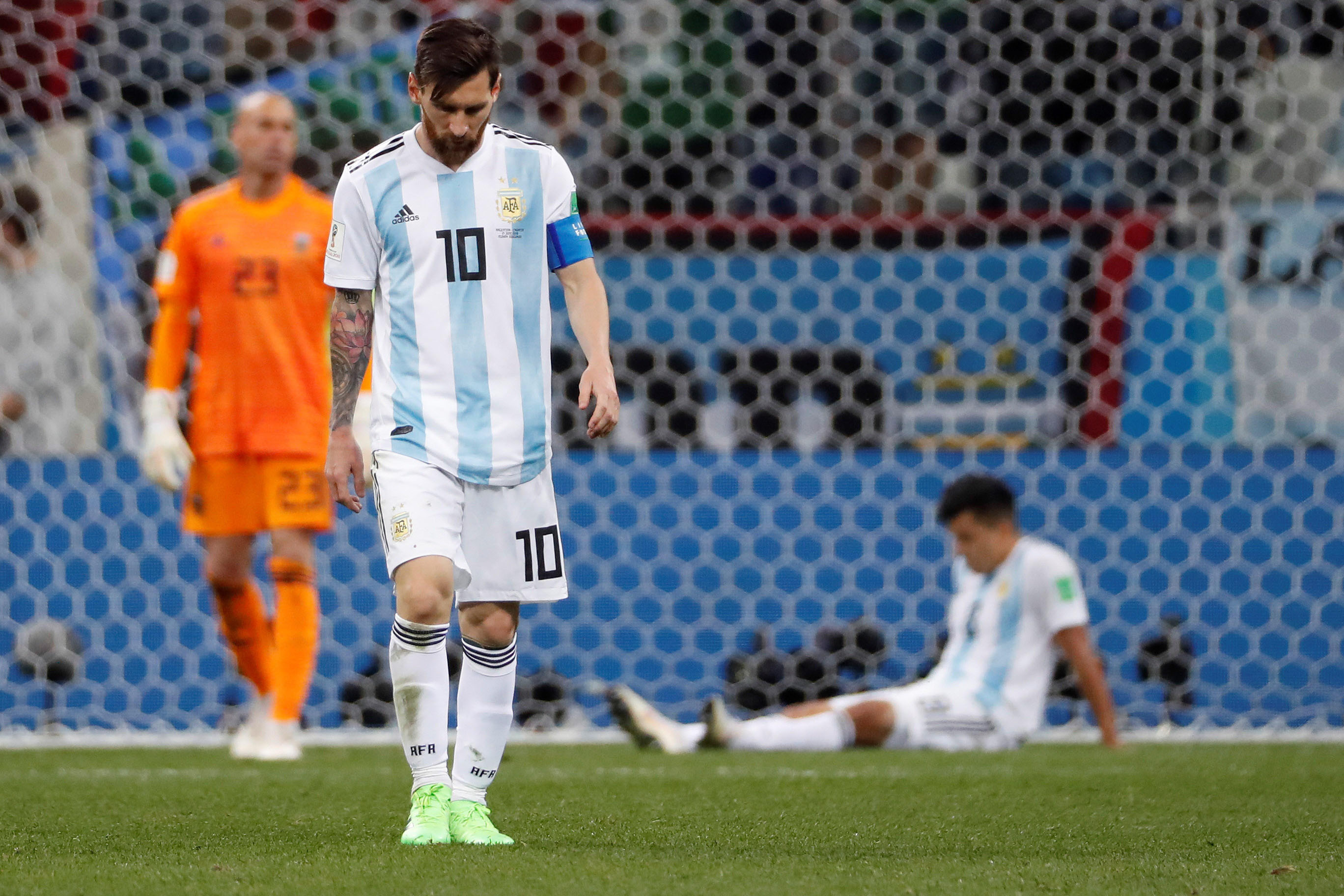 Messi se lamenta en la dura derrota de Argentina ante Croacia, que deja a la selección albiceleste con un sólo puntos tras dos partidos en el Mundial.