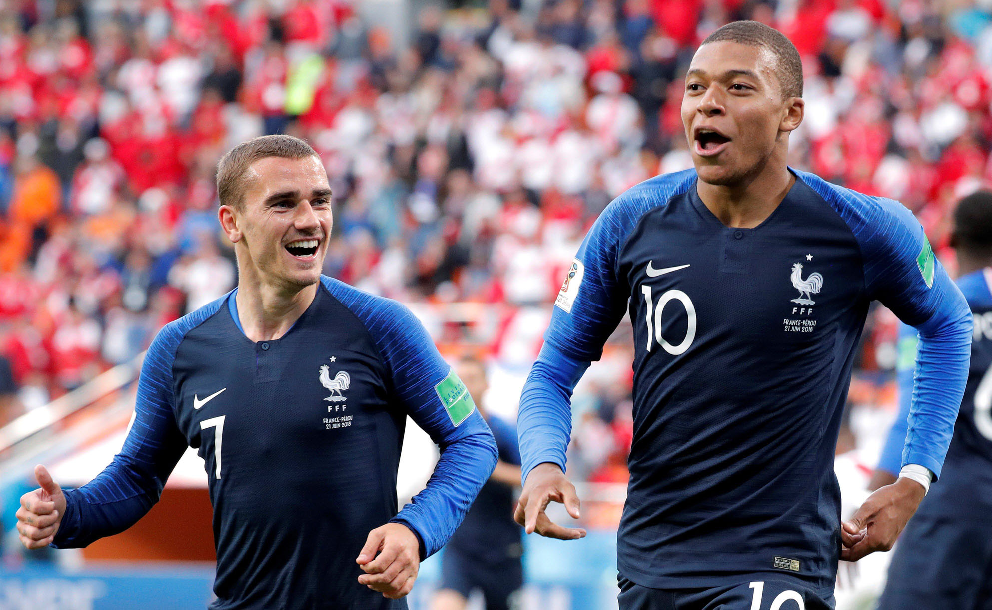 Mbappé, el goleador más joven en la historia de Francia en un gran torneo con 19 años, celebra el tanto de la victoria ante Perú.