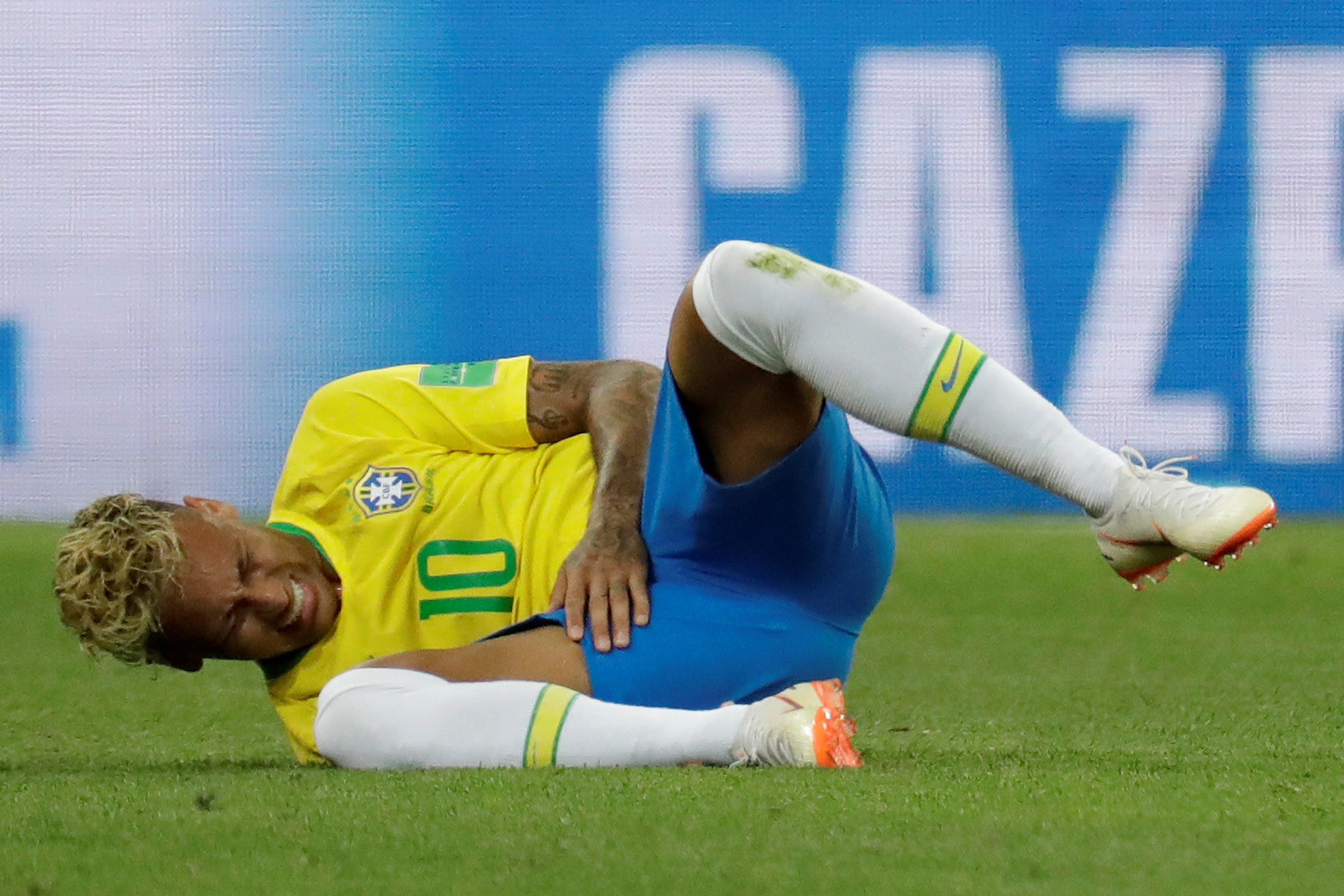 Neymar se queja en el suelo después de recibir una falta en el debut mundialista ante Suiza.
