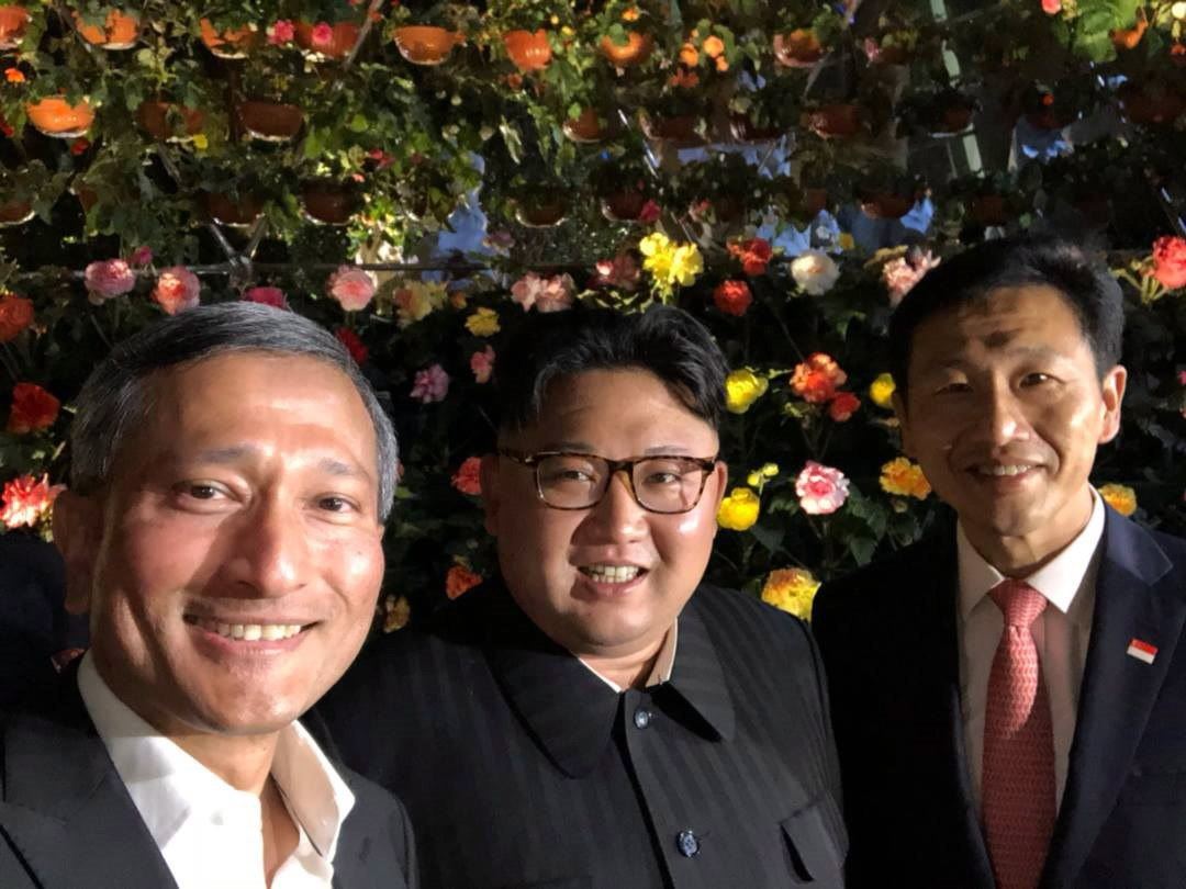 El ministro de Exteriores de Singapur, Vivian Balakrishnan; Kim Jong-Un, y el ministro de Educación de Singapur.