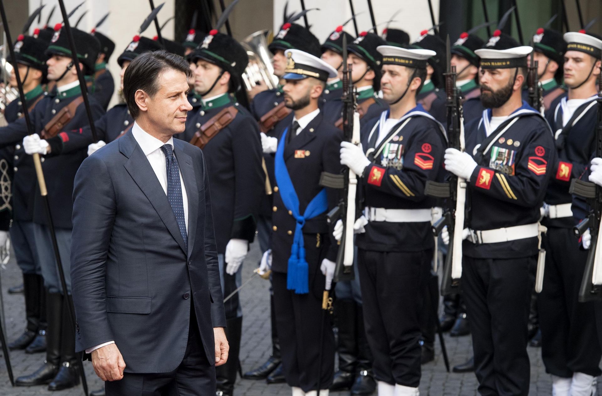 El nuevo primer ministro italiano, Giuseppe Conte, fue recibido por la guardia de honor a su primer Consejo de Ministros .