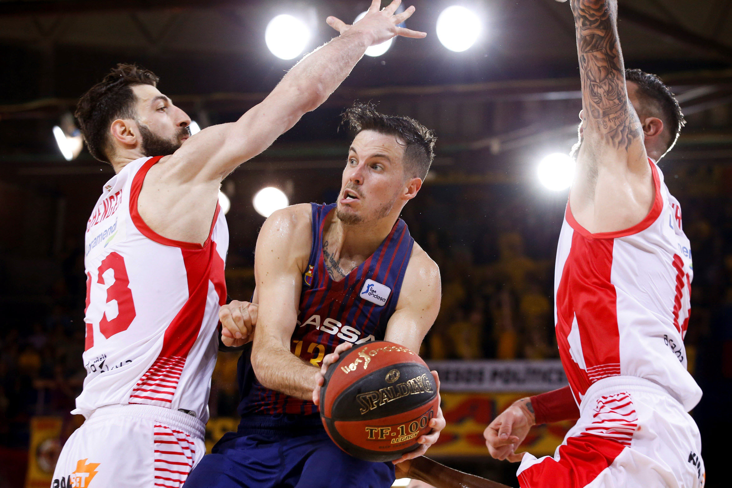 Heurtel intenta pasar el balón ante la defensa baskonista.