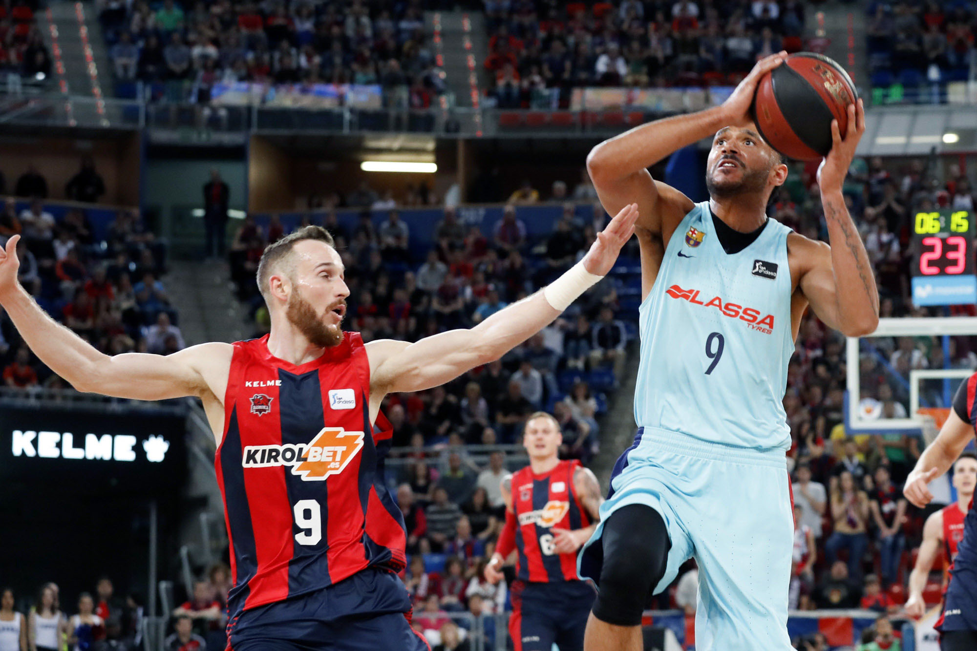 Hanga entra a canasta ante la defensa de Huertas.