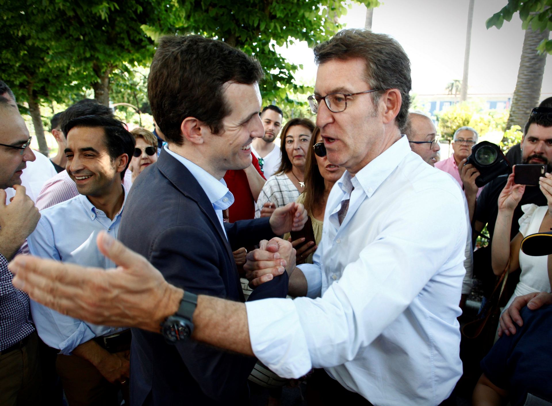 El candidato a la presidencia del PP, Pablo Casado (i), junto al presidente de la Xunta, Alberto Núñez Feijóo.