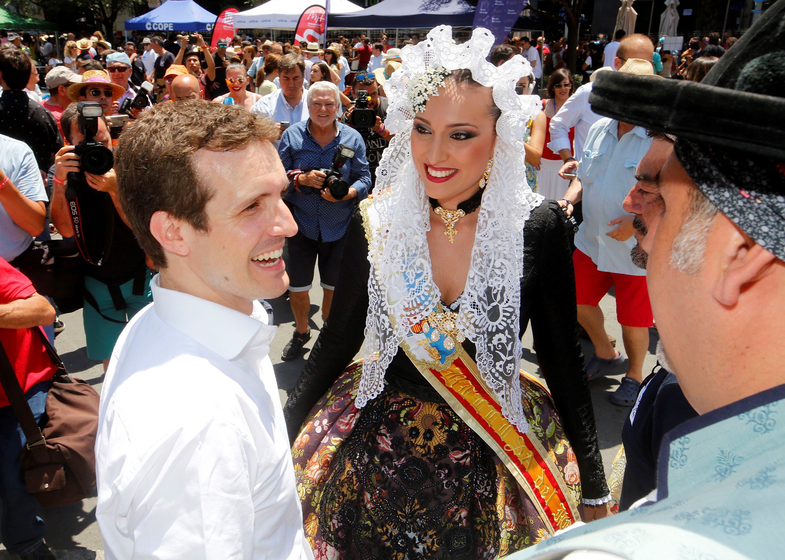El candidato a la presidencia del PP, Pablo Casado, en la mascletá de las fiestas de Hogueras de Alicante