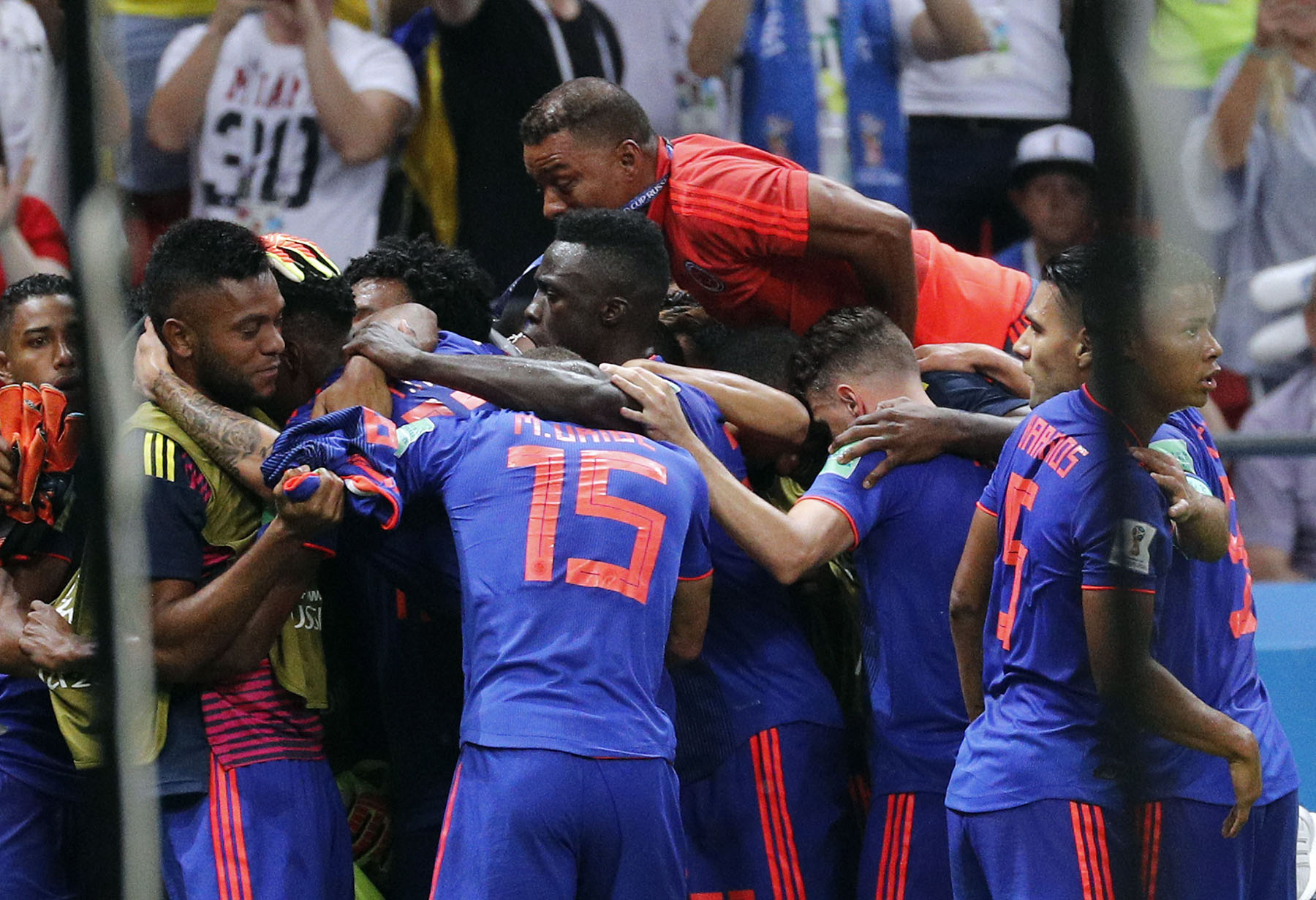 Los jugadores de Colombia celebra el primer gol ante Polonia.