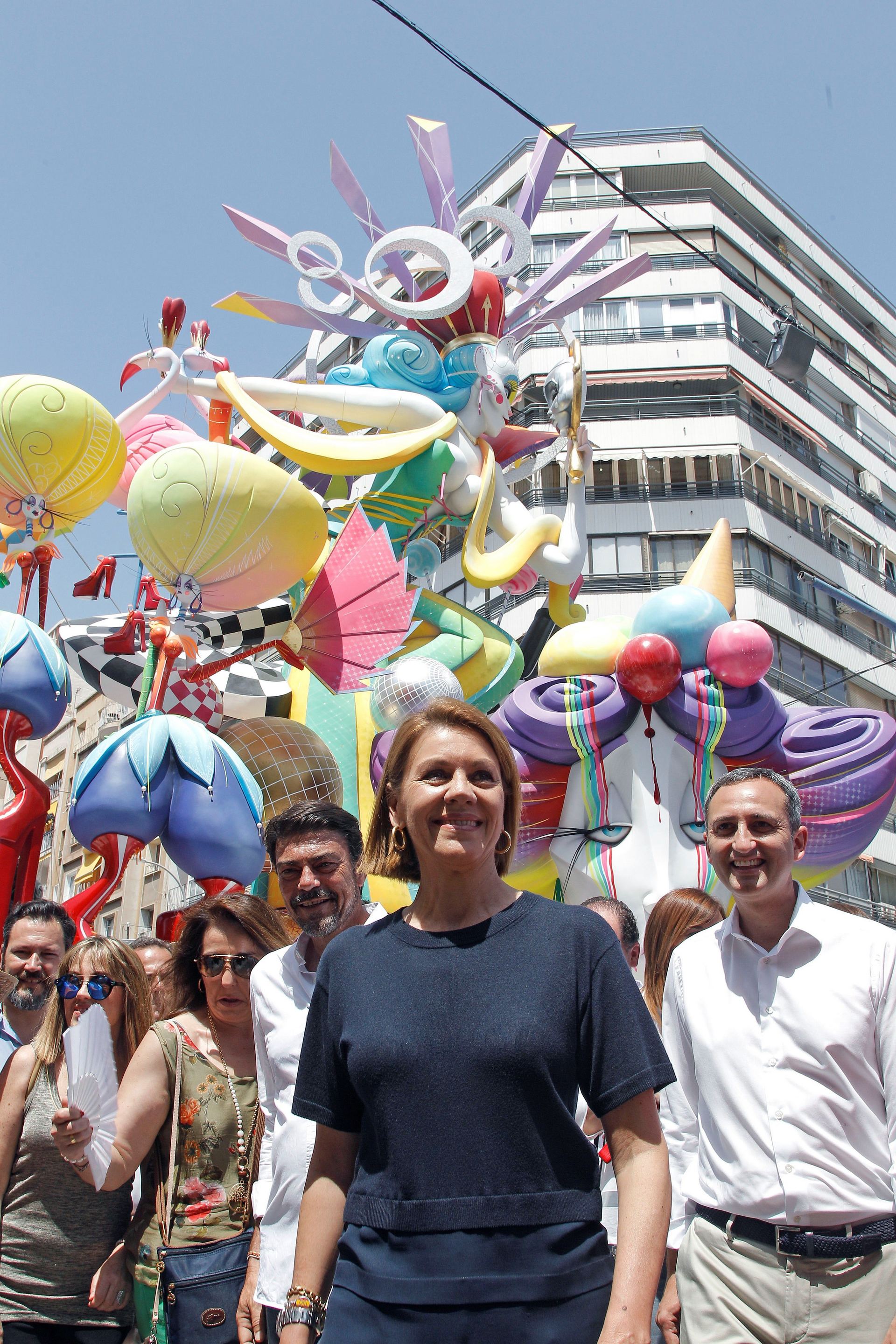 María Dolores de Cospedal visita una de las Hogueras de Alicante.
