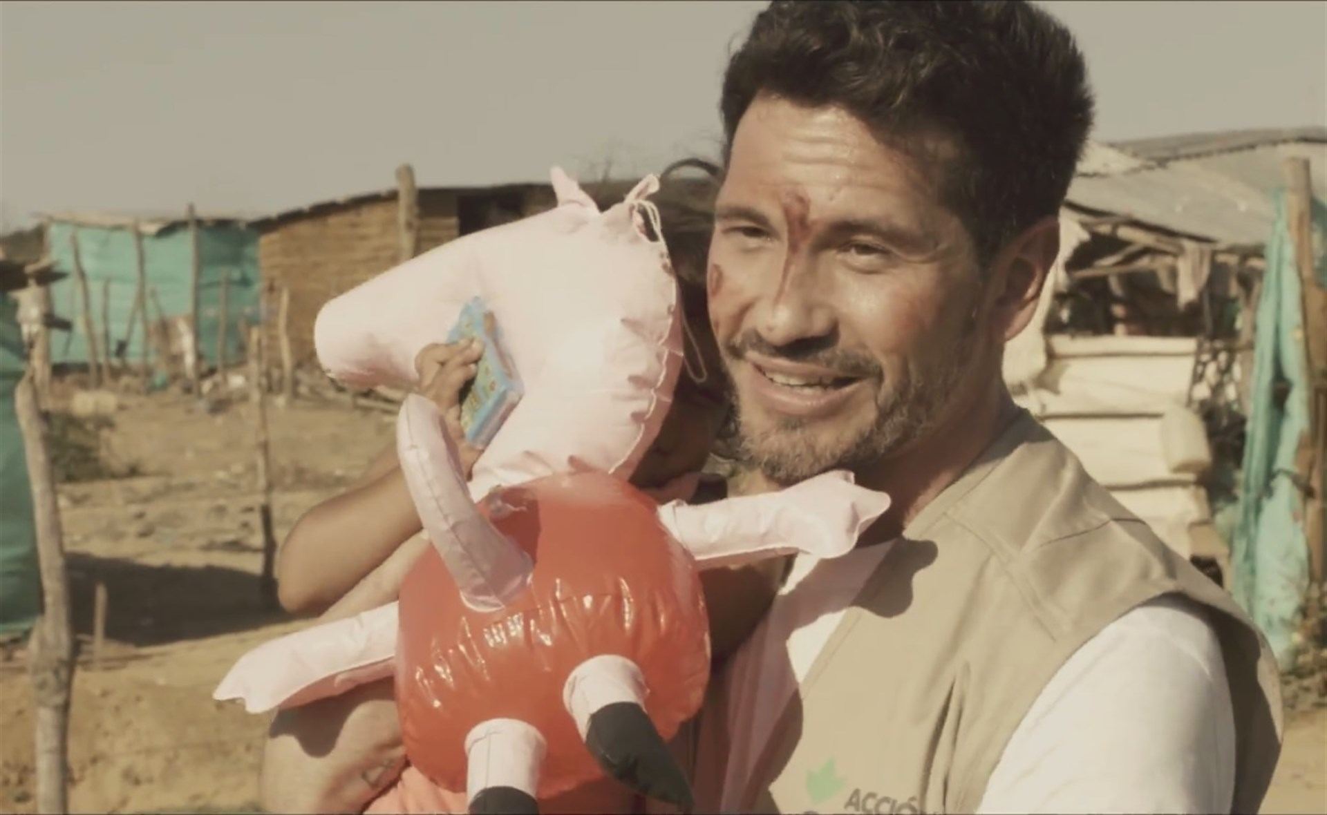 El cantante abandera la lucha contra la desnutrición infantil con una canción.