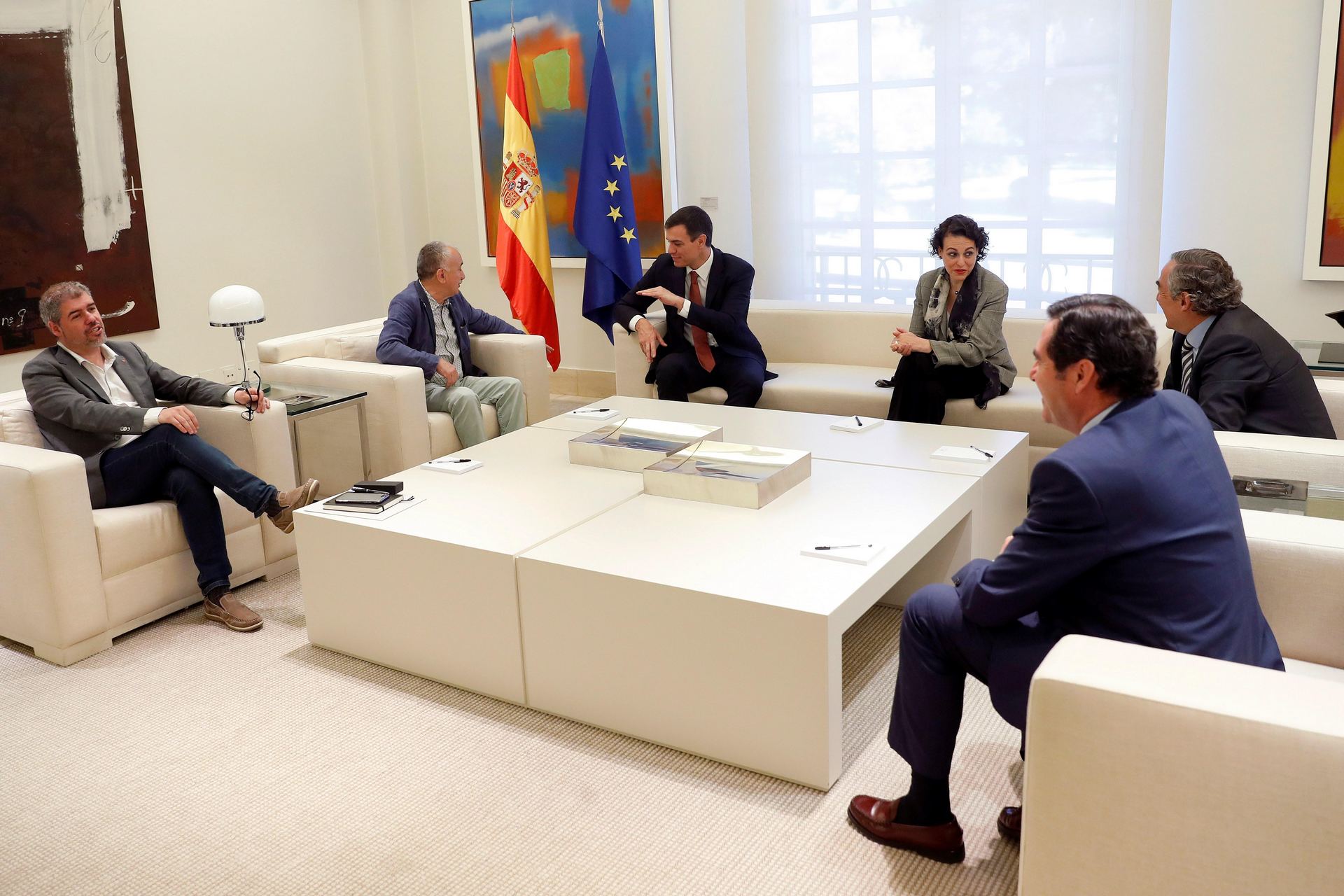 Pedro Sánchez (3i) junto a la ministra de Trabajo, los representantes de la patronal y los líderes de CCOO y UGT durante la reunión en Moncloa.