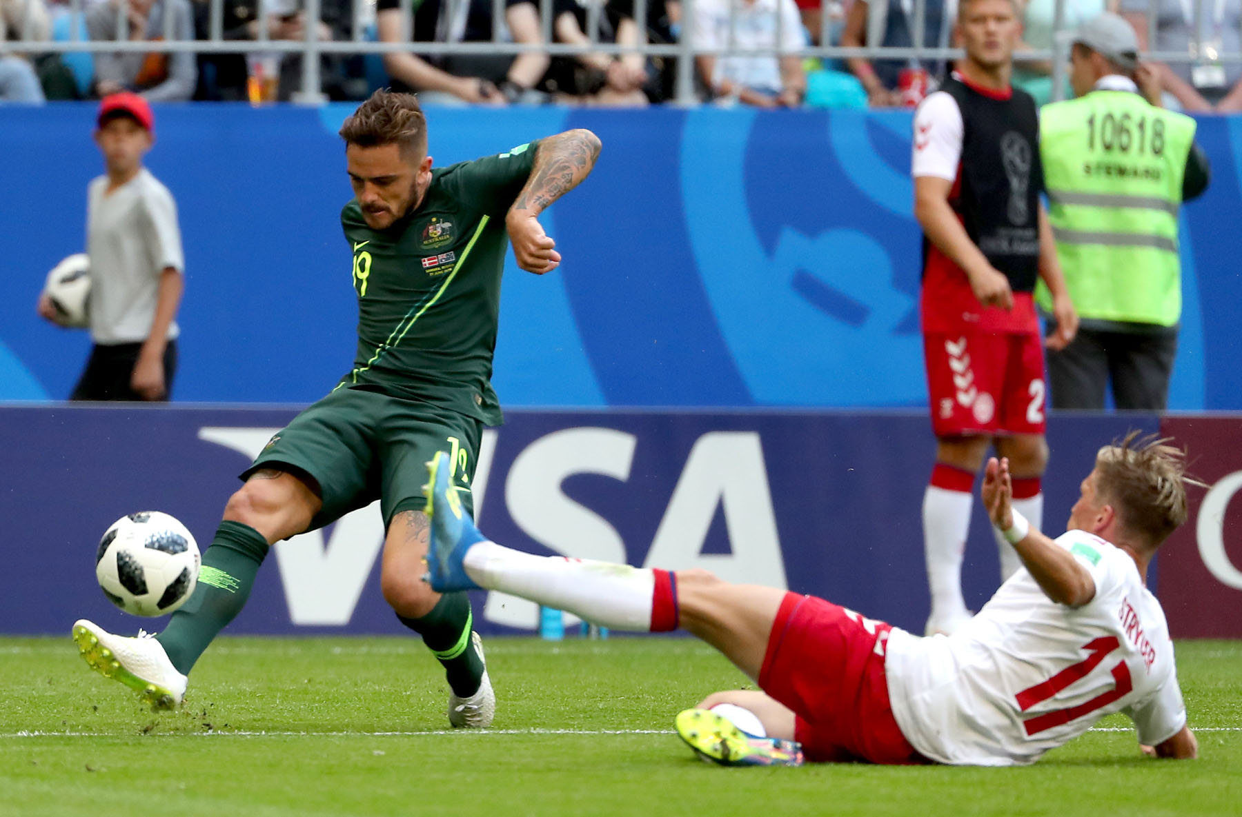 Jens Stryger Larsen y Joshua Risdon pugnan por el balón.