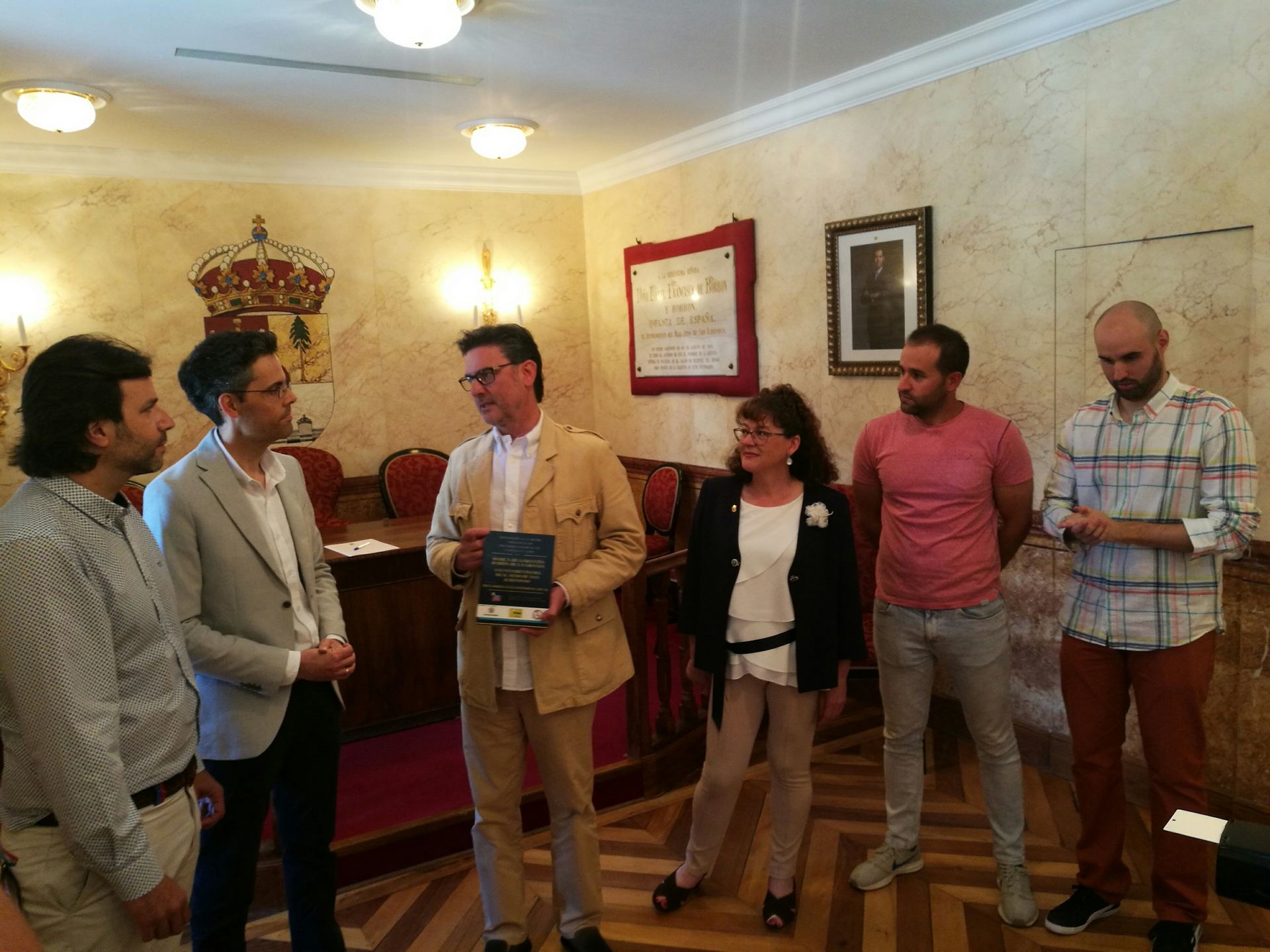 Momento de la entrega de la distinción de desarrollo local.