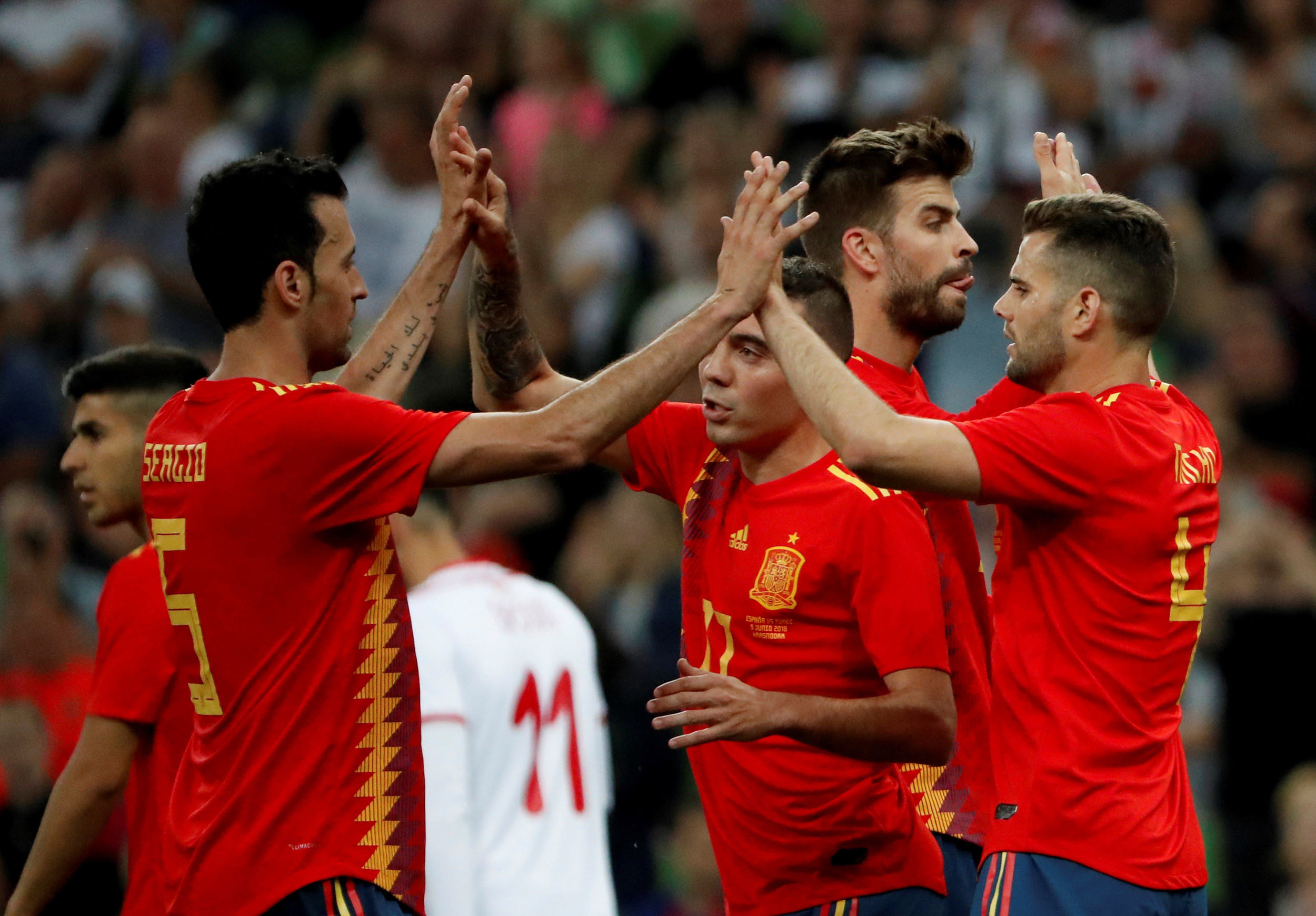Nacho y Busquets felicitan a Iago Aspas tras marcar el gol de la victoria en el amistoso ante Túnez.