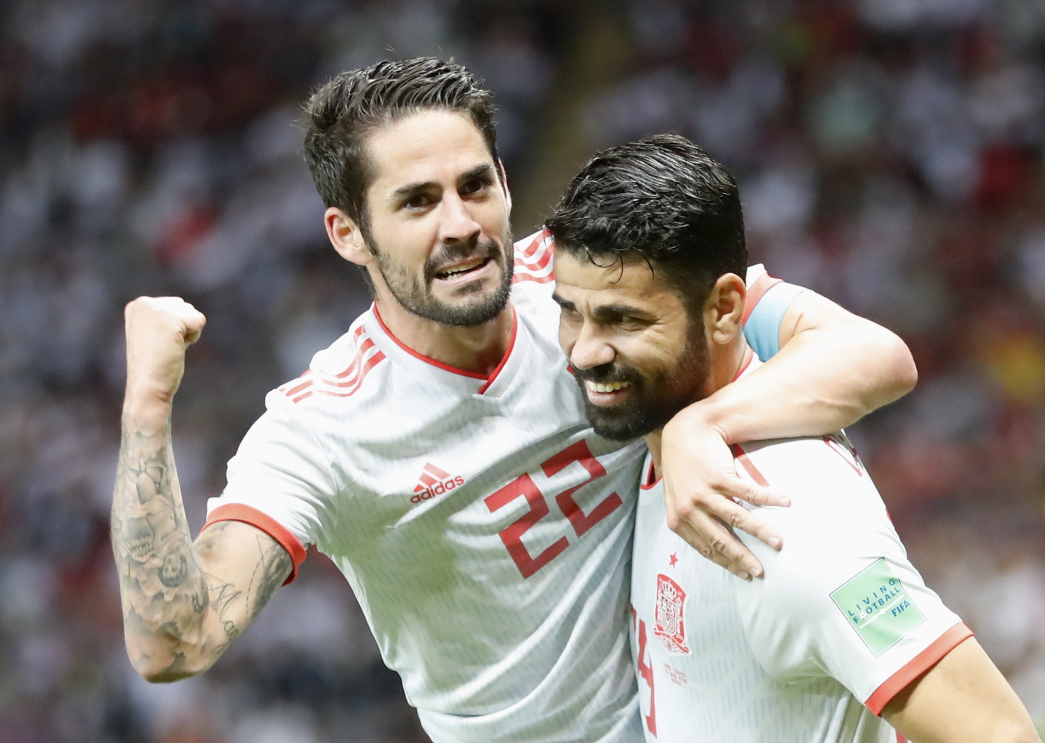 Isco, uno de los jugadores más destacados de España, abraza a Diego Costa tras marcar el gol de la victoria.