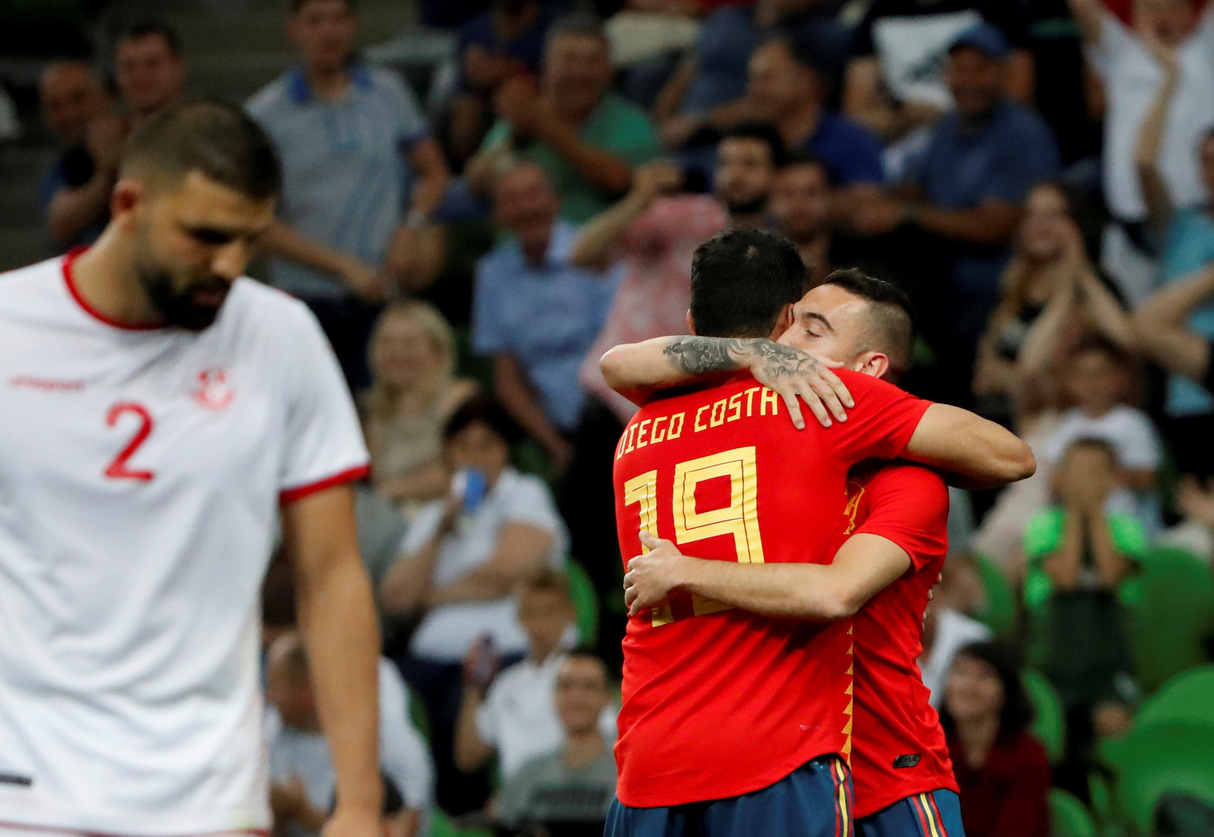 Iago Aspas y Diego Costa, ayer suplentes en favor de Rodrigo Moreno, se felicitan después de fabricar el gol de la victoria de España ante Túnez.