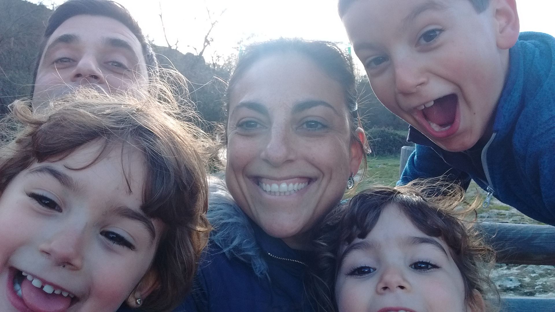 Gema Panizo y Óscar Tardón con sus hijos Alejandro, Alba y Vera.