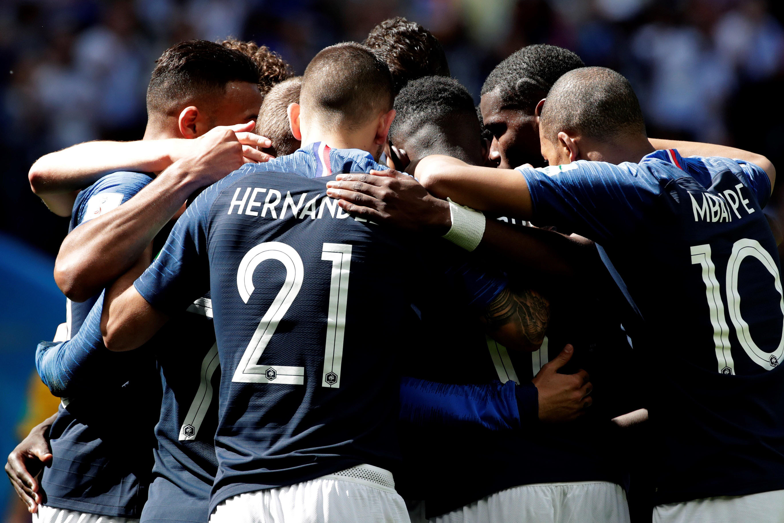Los jugadores de Francia abrazan a Griezmann tras el primer gol ante Australia.