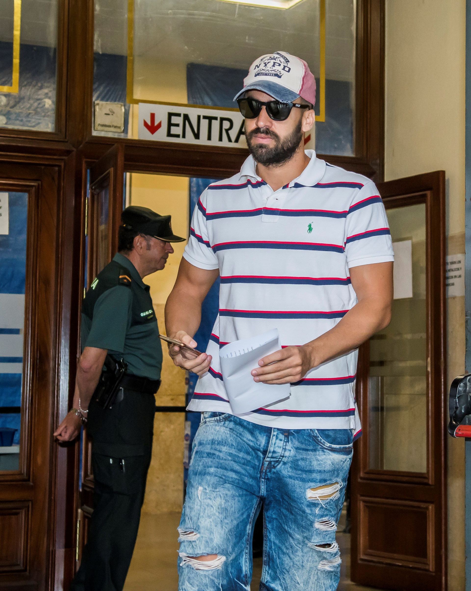 Antonio Manuel Guerrero a su salida de los juzgados tras firmar.