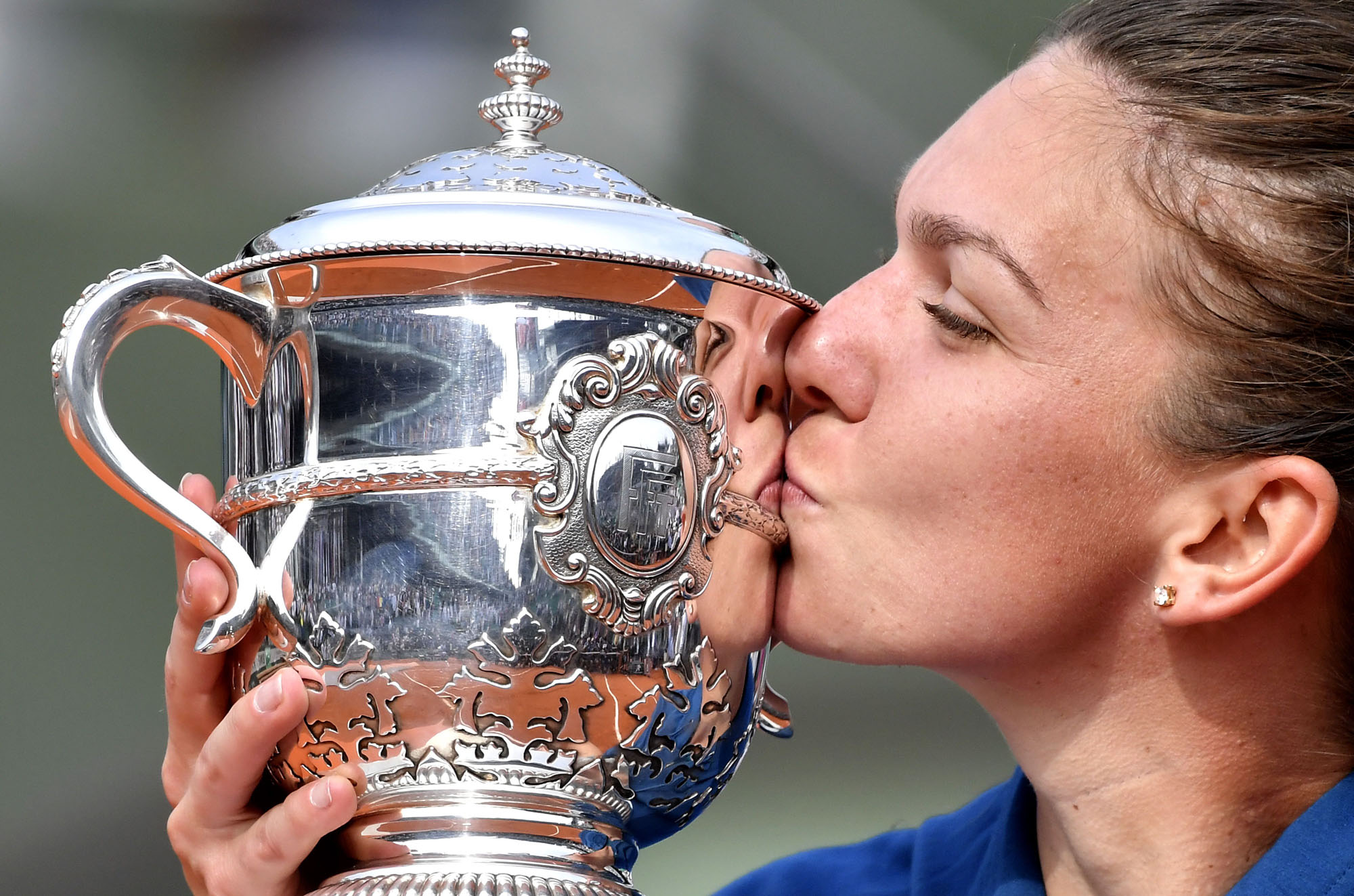 Simona Halep besa el trofeo de campeona de Roland Garros.