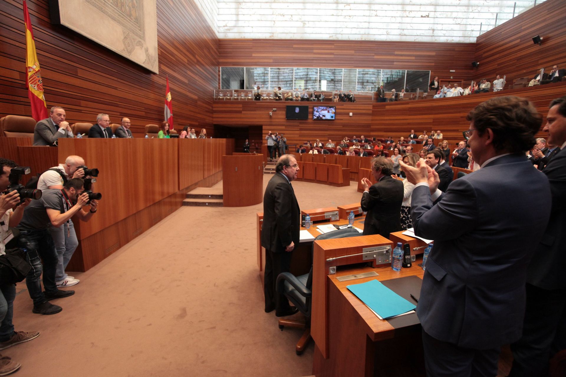 El pleno aplaude a Juan Vicente Herrera debate de política general en las Cortes de Castilla y León.