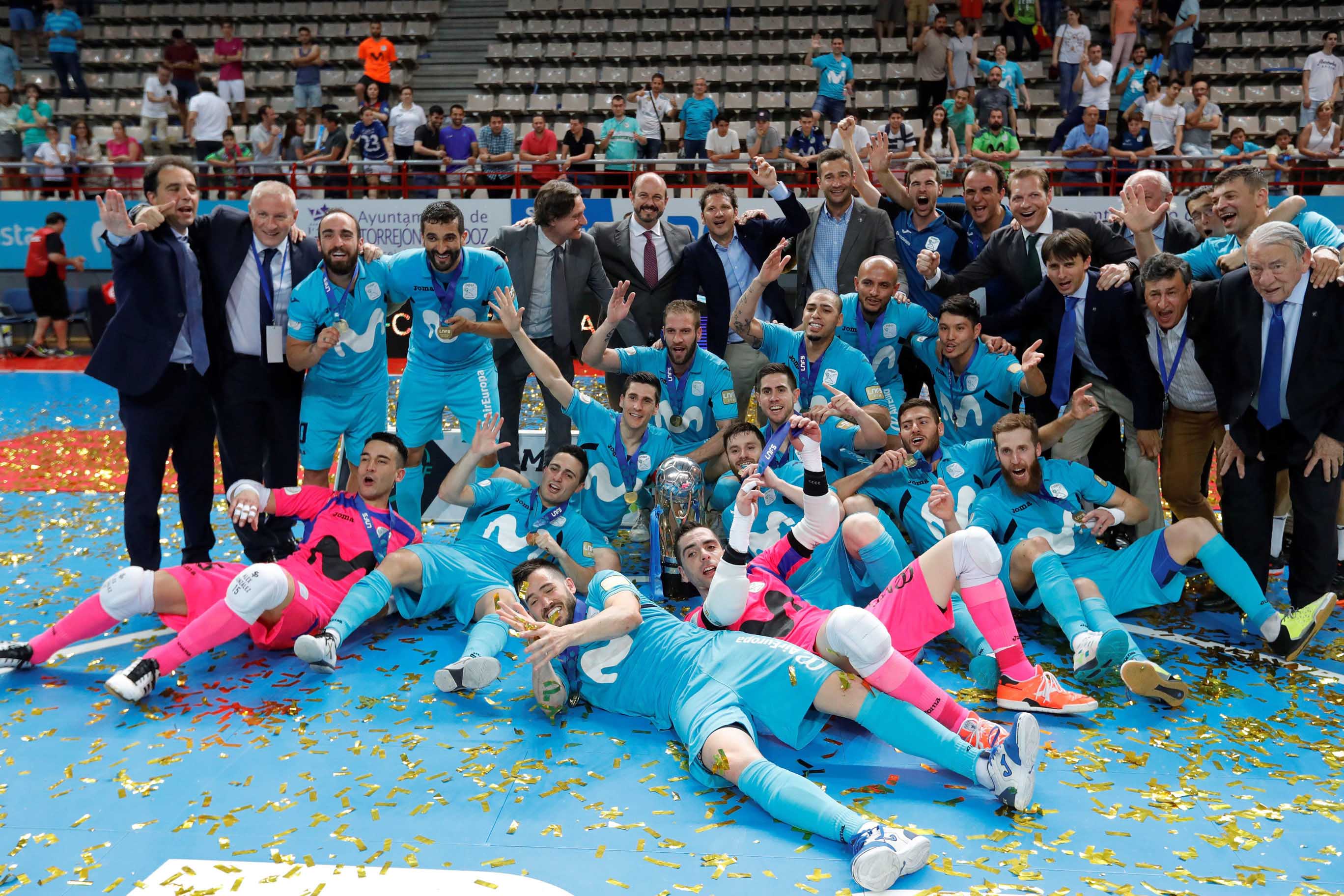 Los jugadores del Movistar Inter celebran el título de liga.