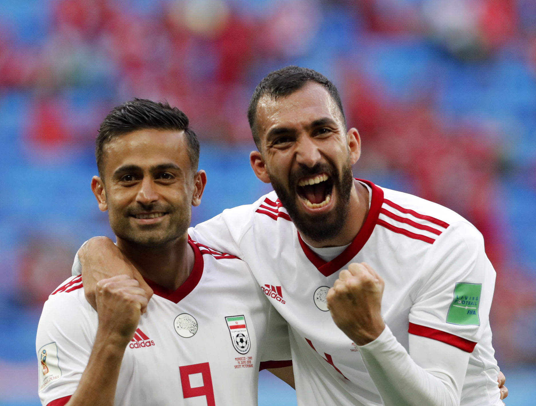Omid Ebrahimi y Roozbeh Cheshmi celebran el triunfo de Irán.