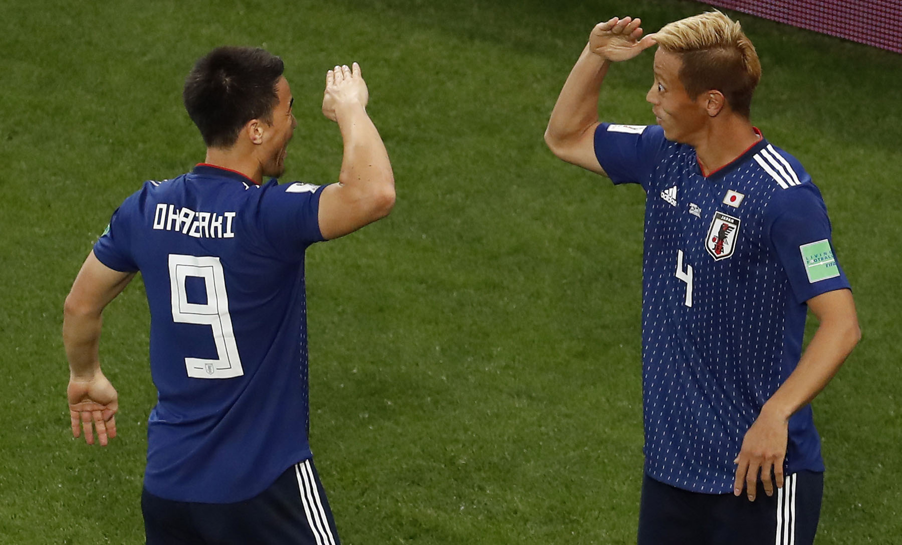 Honda (derecha) celebra el gol del empate ante Senegal.