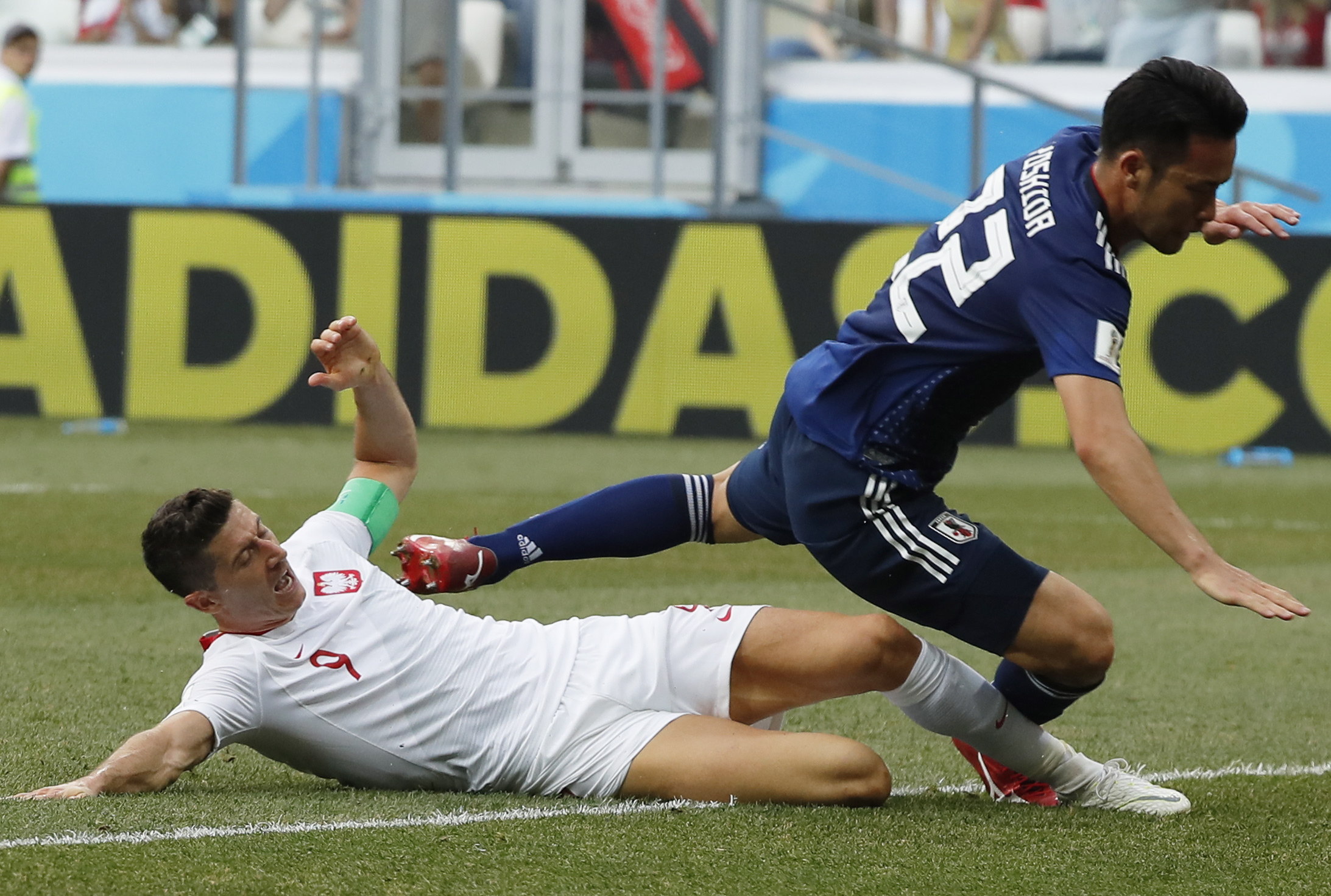 Lewandowski hace una falta a Yoshida.