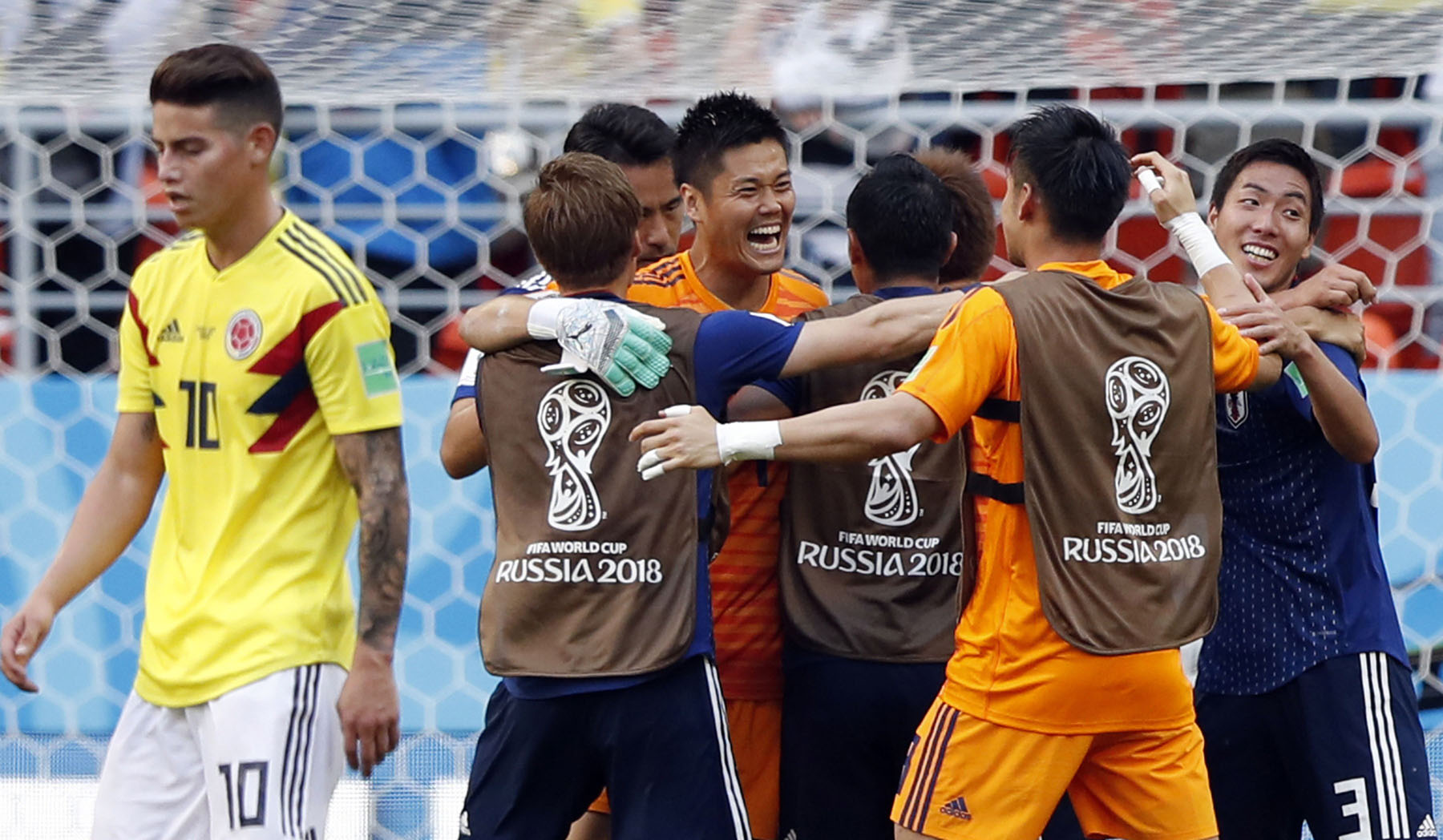 Los jugadores japoneses celebran su triunfo ante Colombia.
