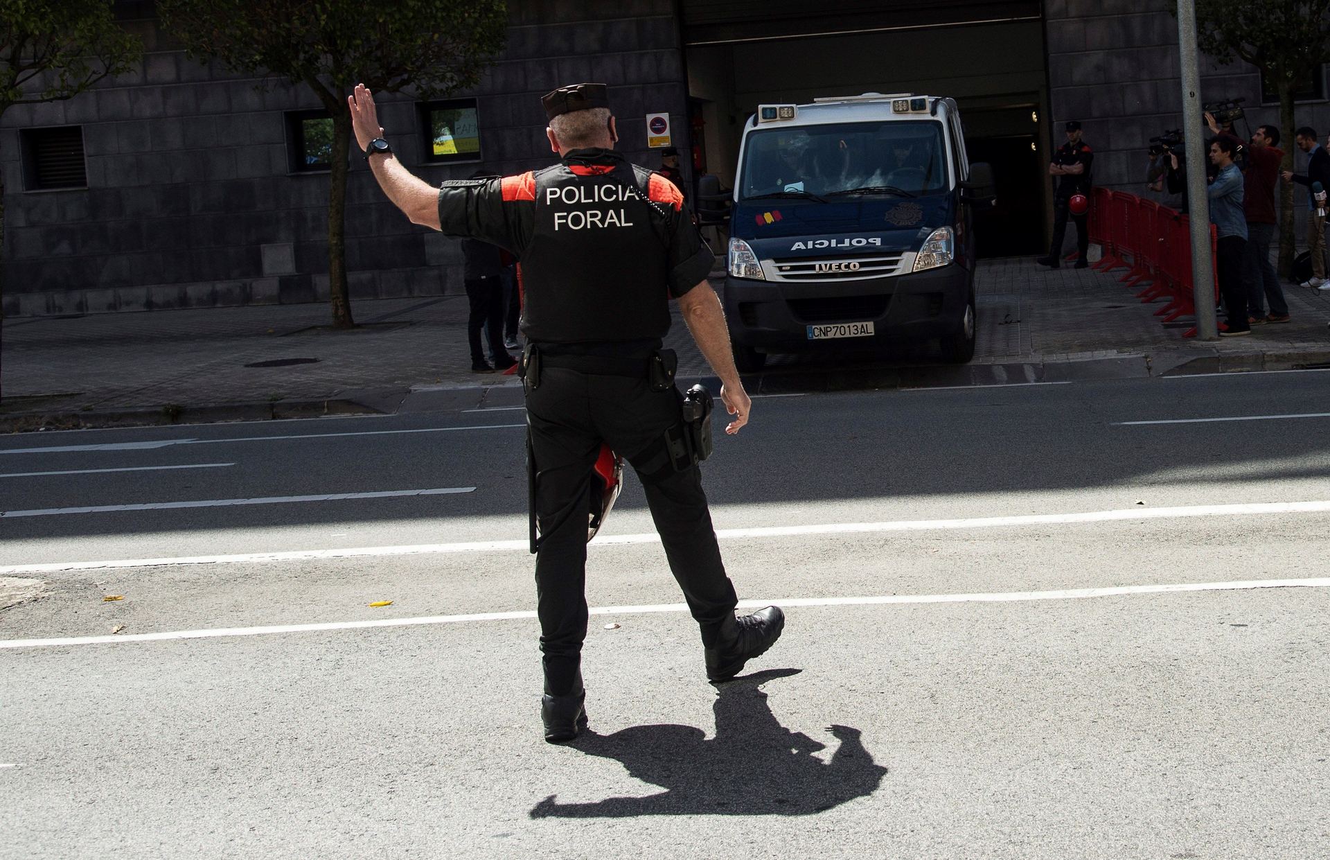 Los acusados salen en furgón policial de la Audiencia de Navarra.