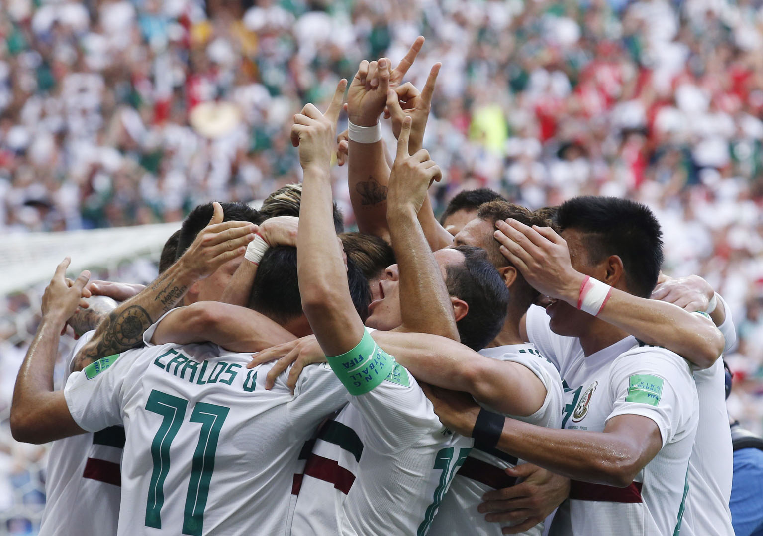 Los jugadores mexicanos celebran un gol a Corea del Sur.