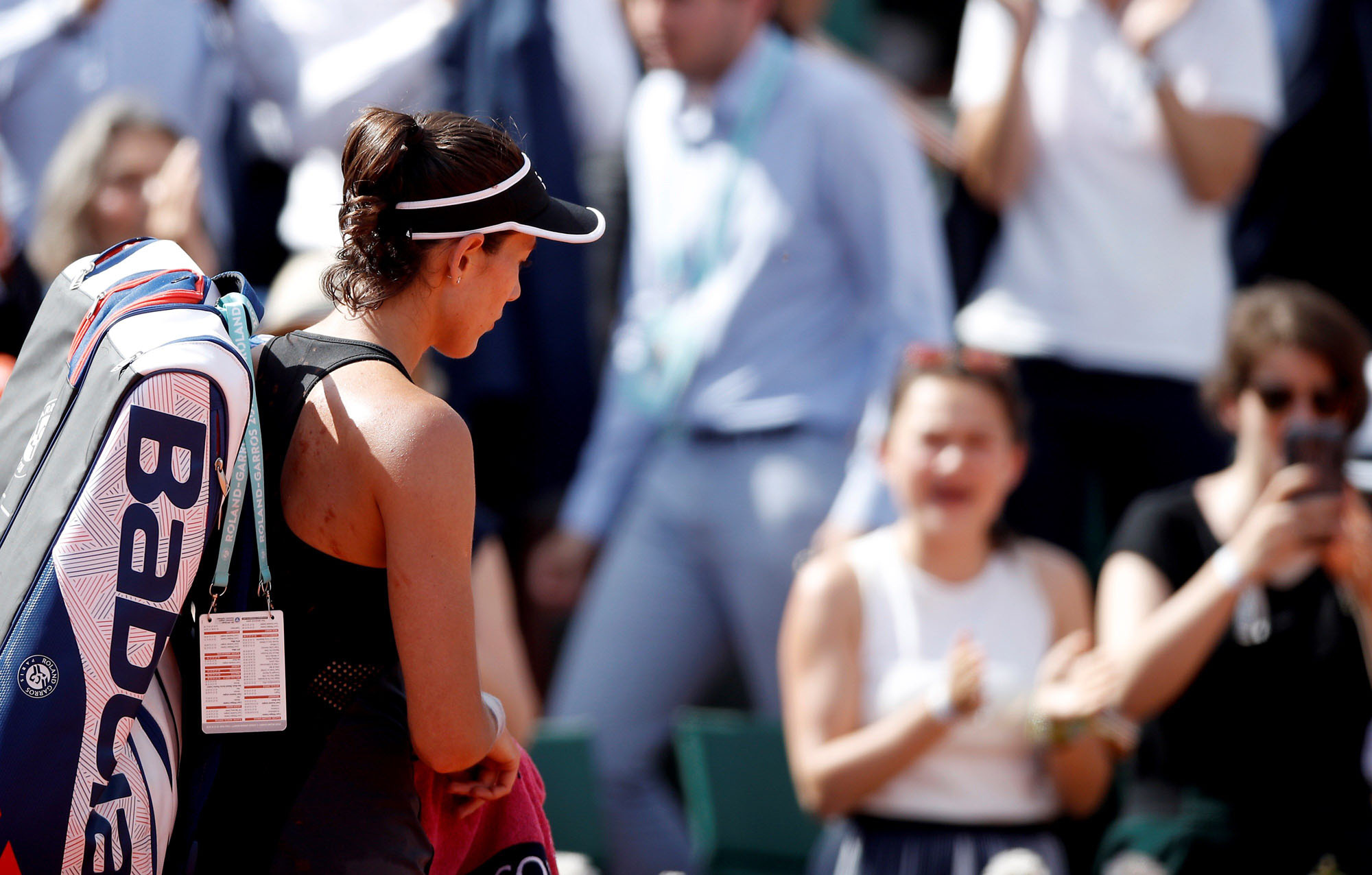 Garbiñe Muguruza se retira de la Philippe-Chatrier tras perder ante Simona Halep.