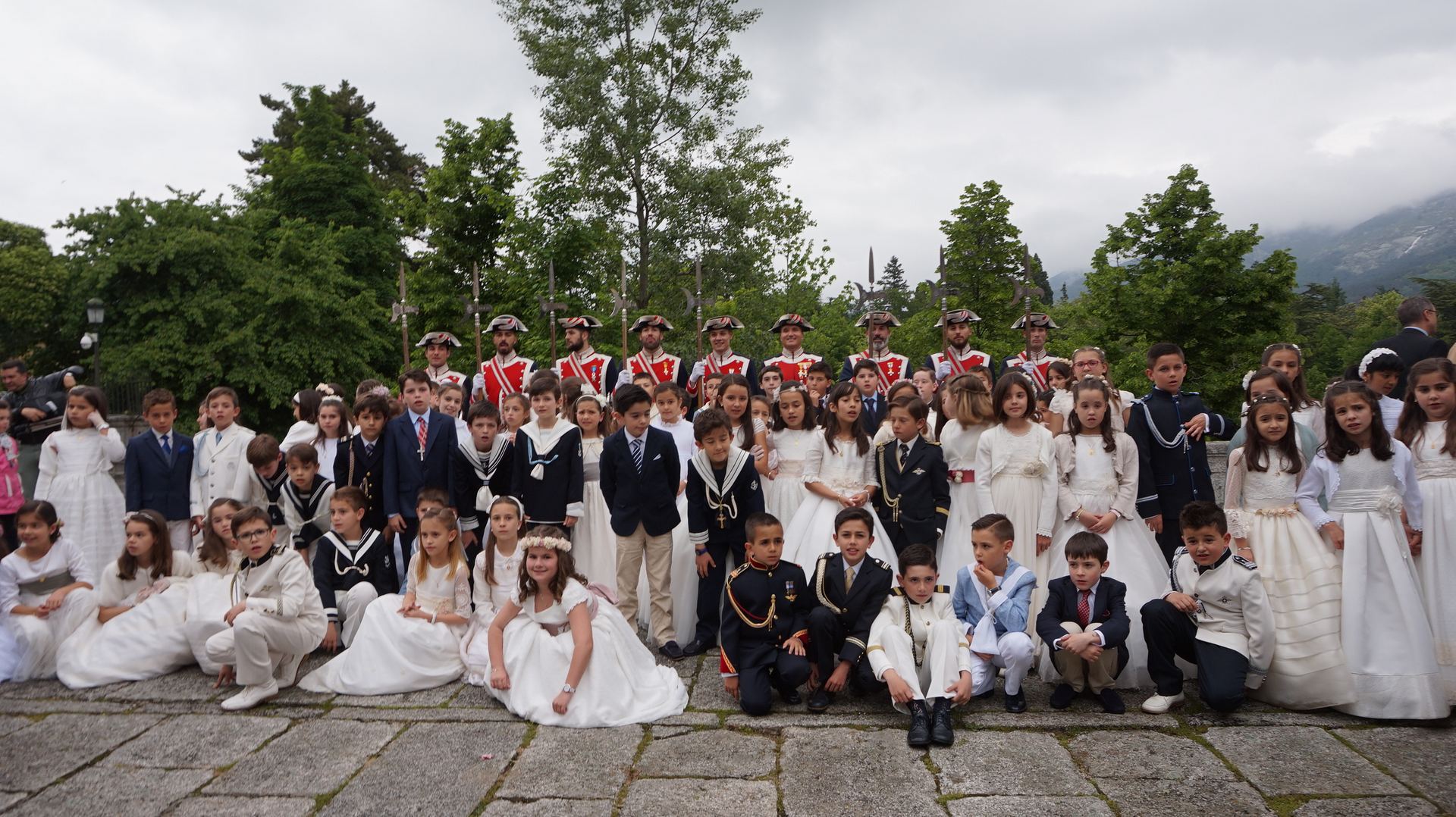 Los niños que tomaron la Primera Comunión este año, posando con los Alabarderos frente a los Jardines.