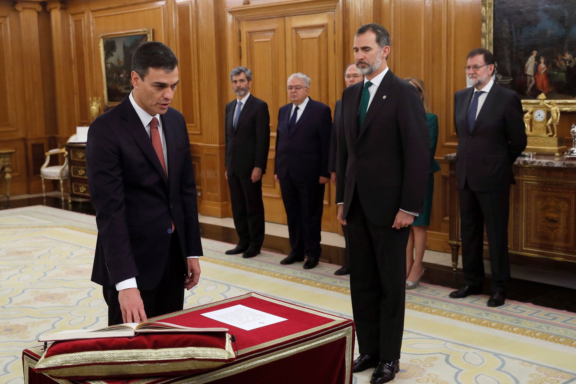 El secretario general del PSOE Pedro Sánchez, saluda al hemiciclo del Congreso, tras el debate de la moción de censura presentada por su partido. / EFE