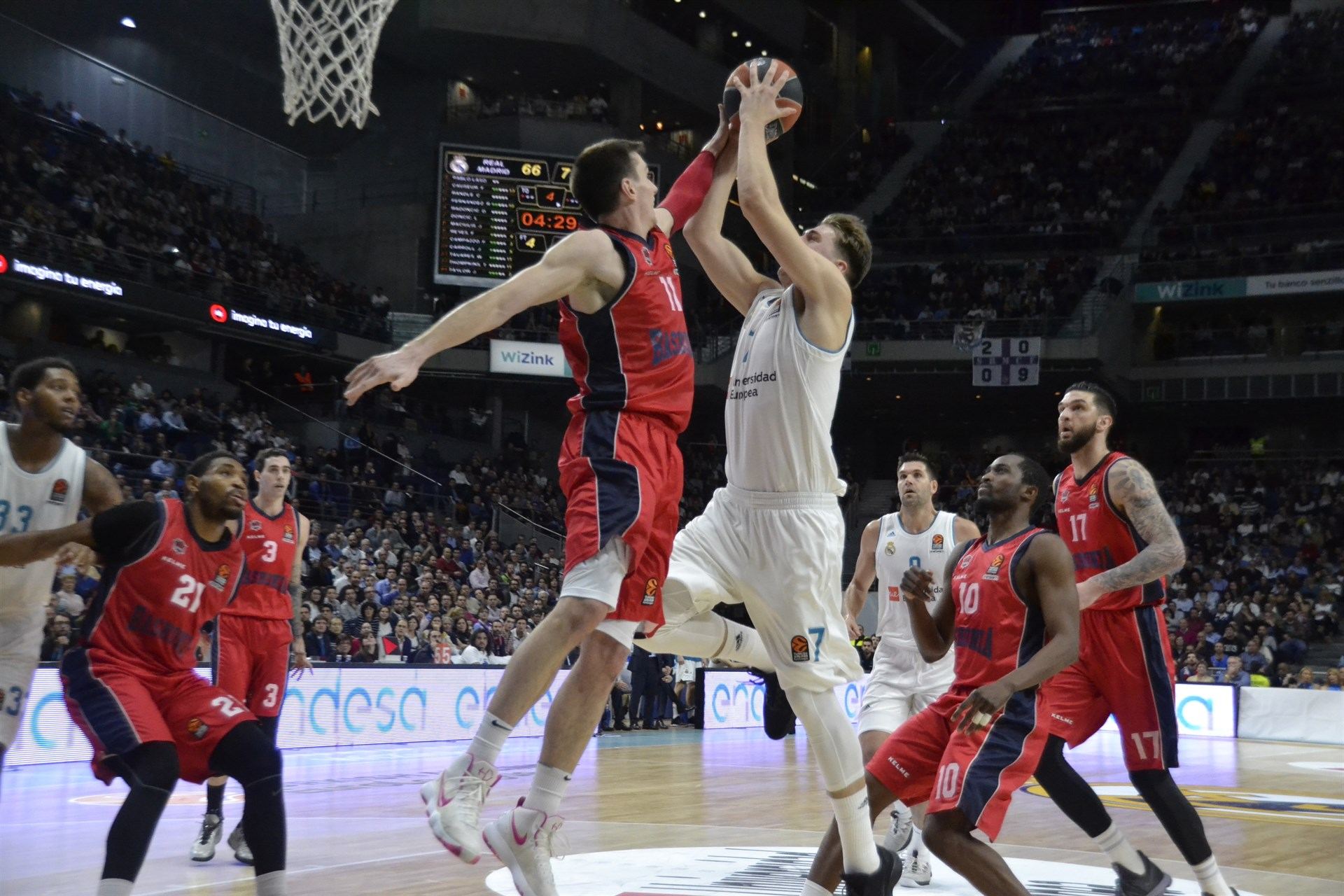 Imagen de archivo de un encuentro disputado entre el Kirolbet Baskonia y el Real Madrid.