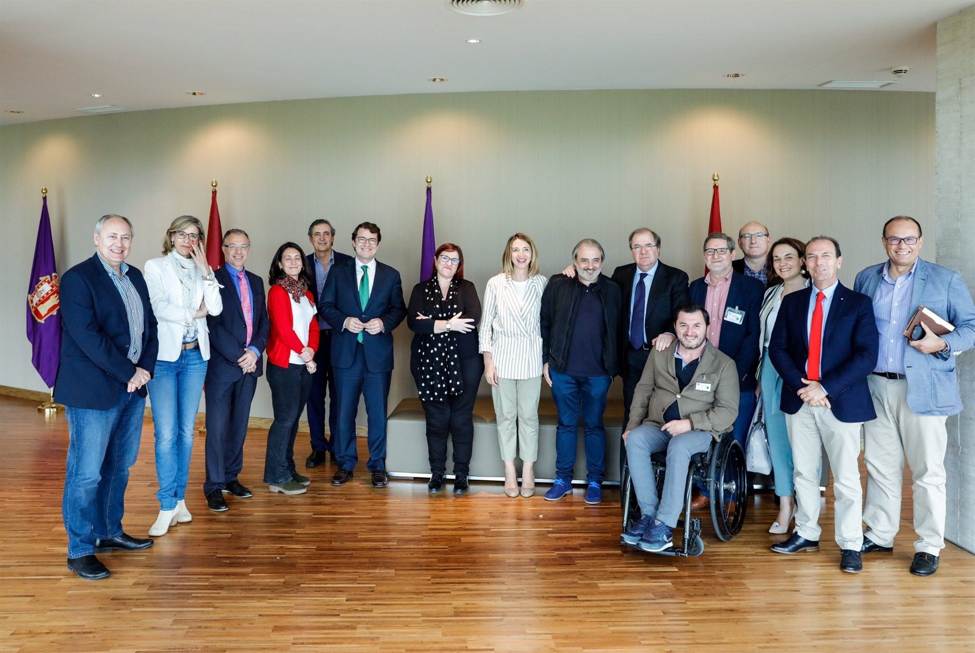 El presidente de la Junta con los agentes del tercer sector en las Cortes de Castilla y León.