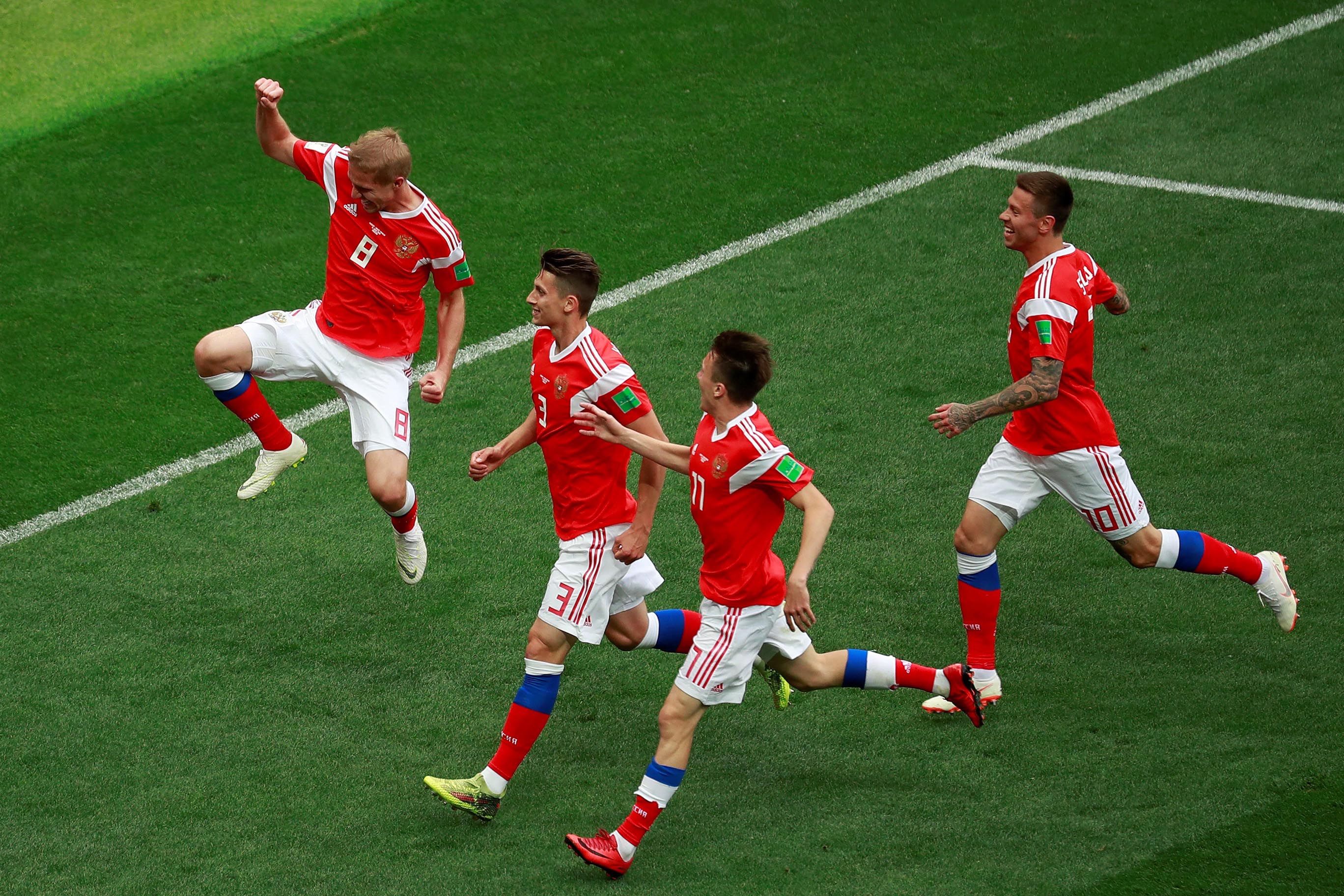 Gazinski celebra el primer gol de Rusia ante Arabia Saudí.