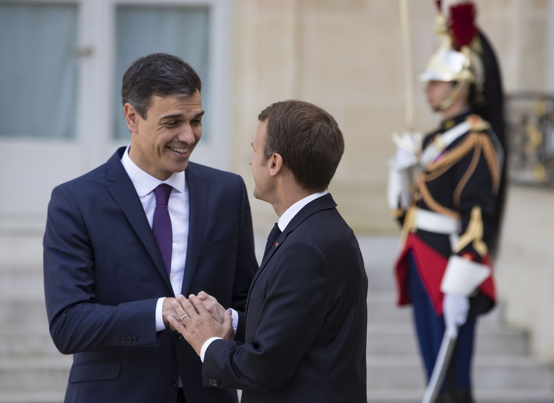 Pedro Sánchez (i), junto al presidente de Francia, Emmanuel Macron.