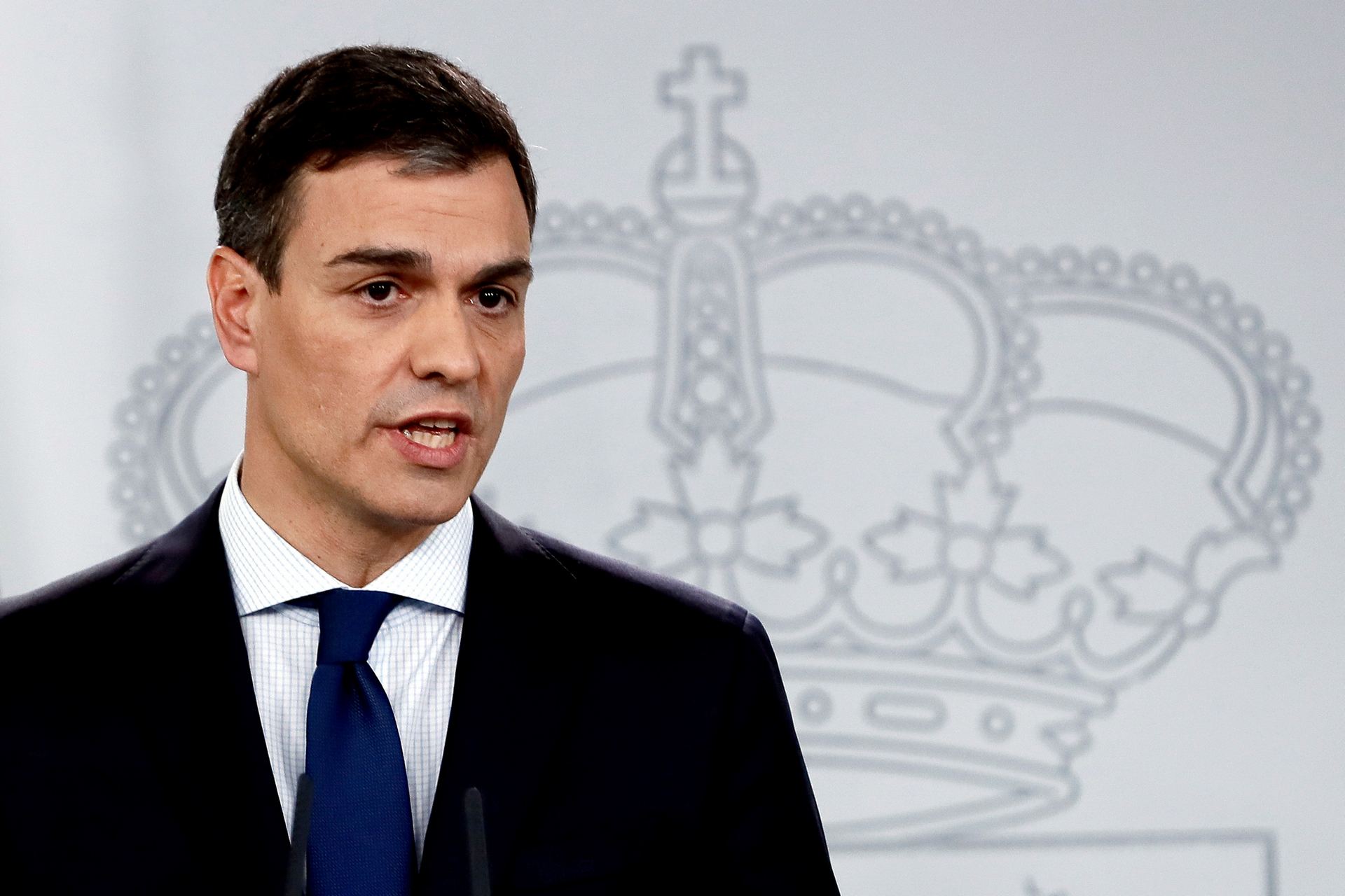 El presidente del Gobierno, Pedro Sánchez, durante su intervención desde el Palacio de la Moncloa para detallar los nombres de los ministros de su gabinete.
