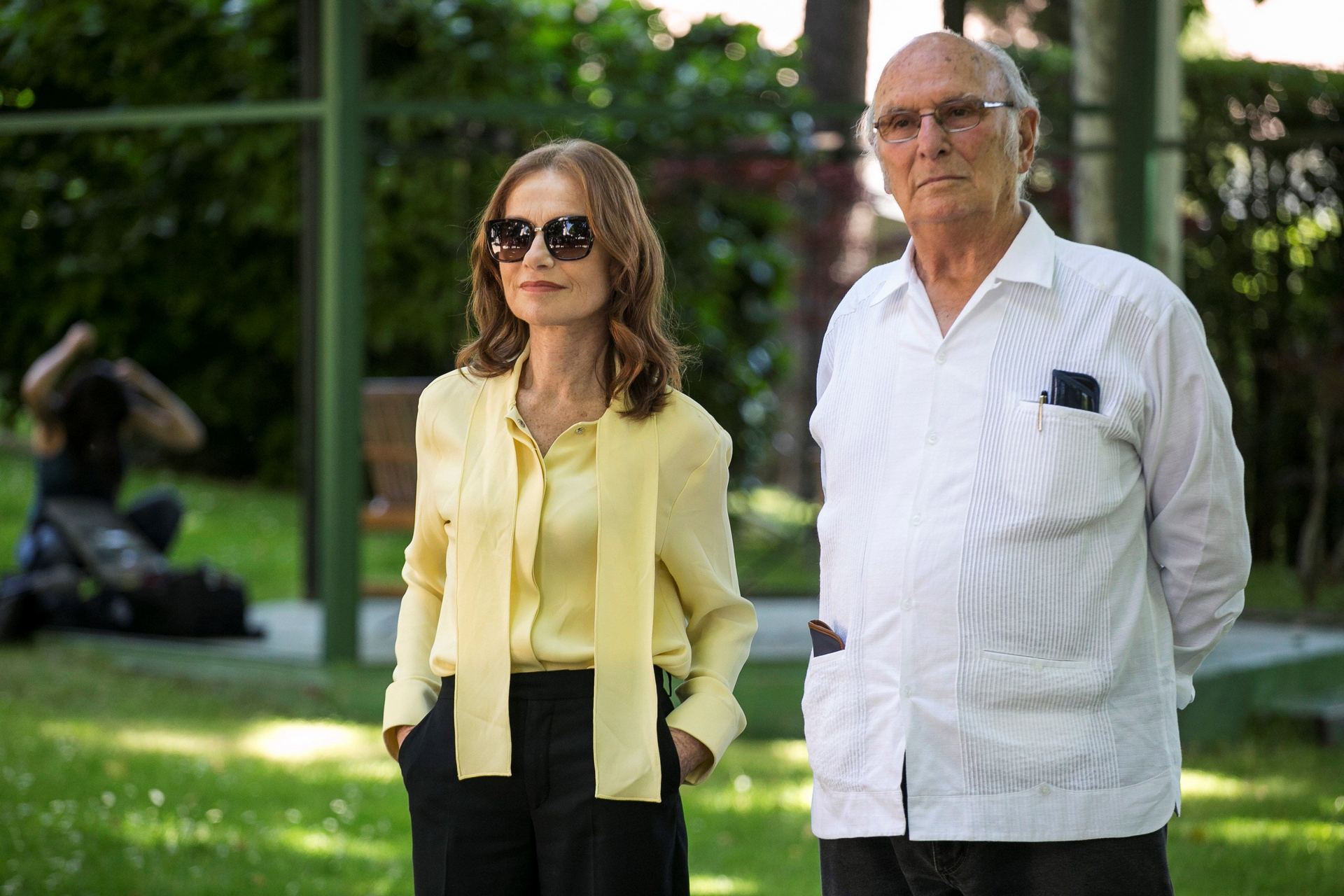 La actriz francesa Isabelle Huppert junto al cineasta español Carlos Saura.